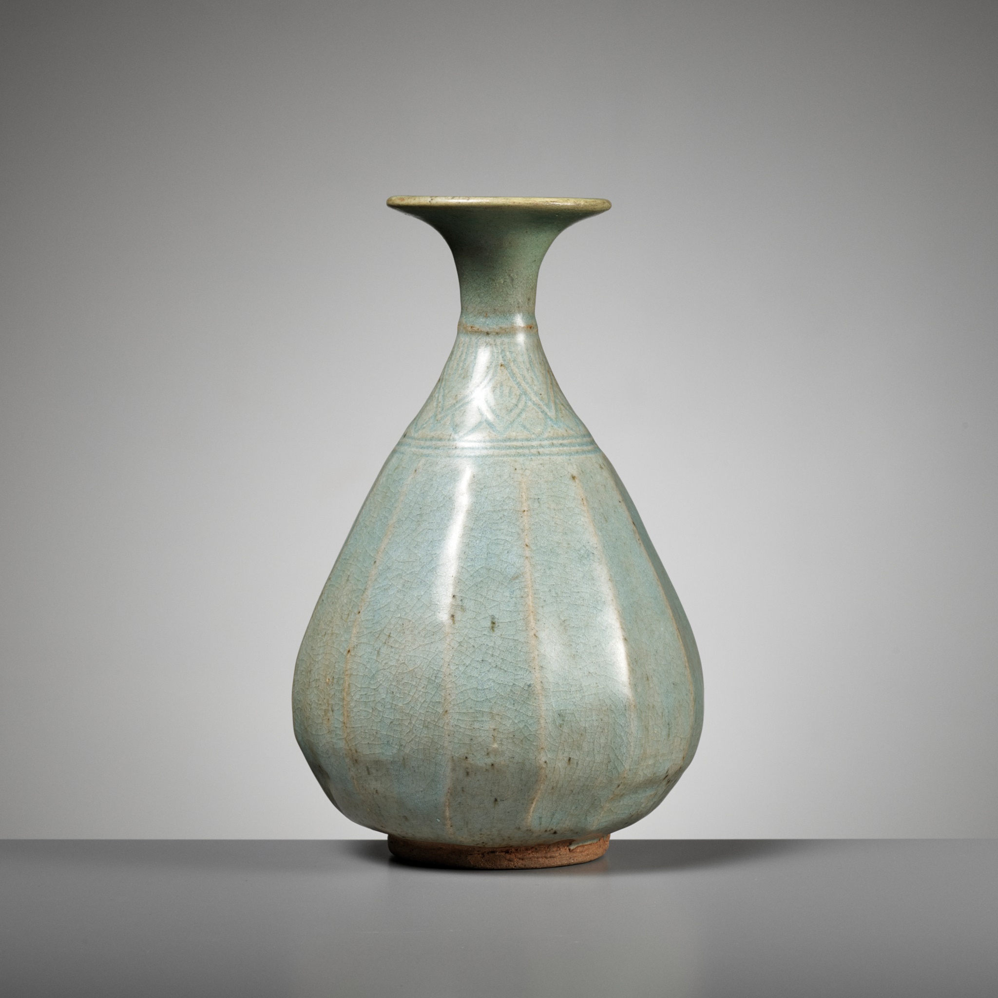 A CELADON GLAZED CERAMIC BOTTLE VASE, GORYEO DYNASTY