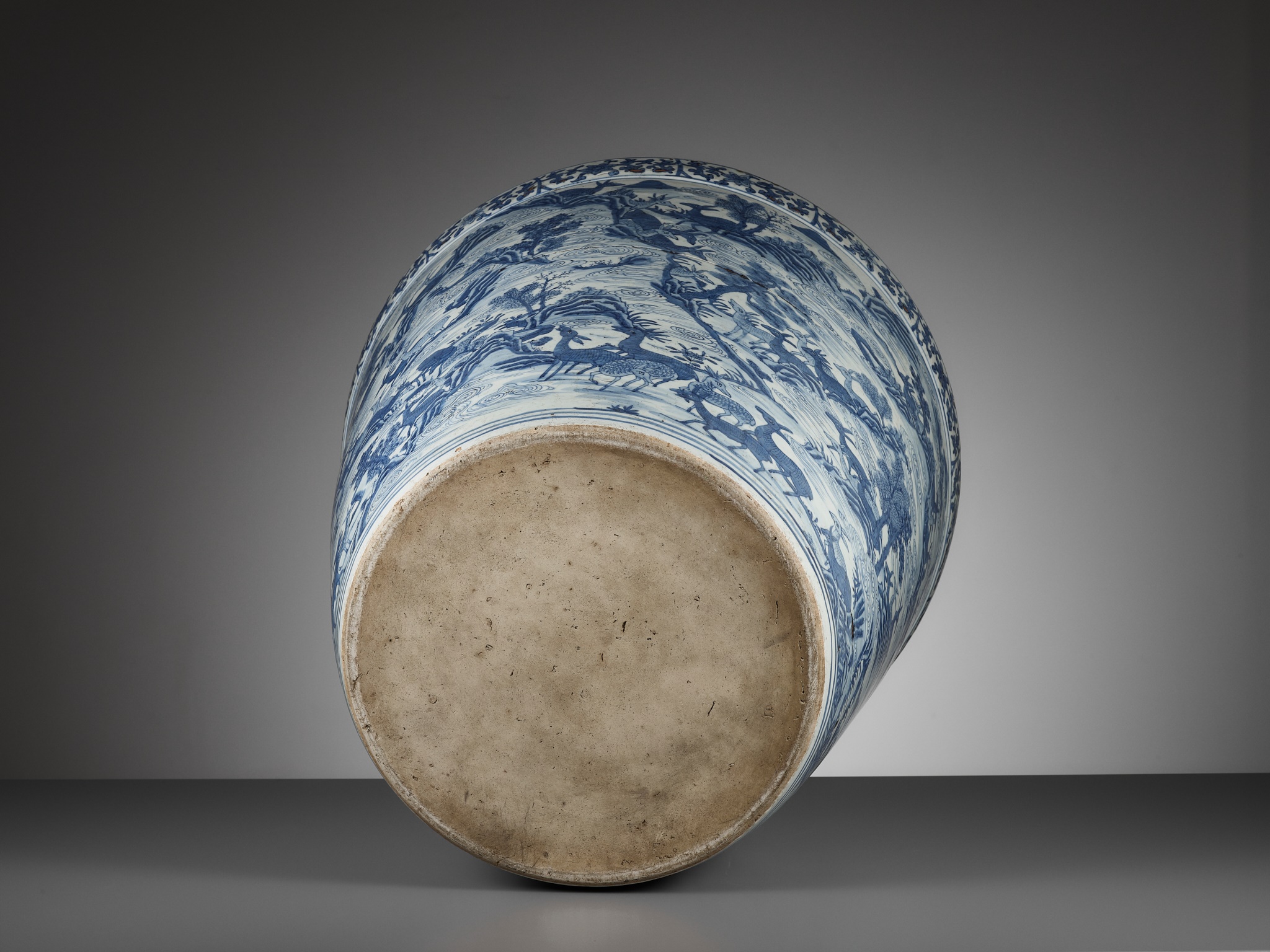 A LARGE AND VERY HEAVY BLUE AND WHITE 'HUNDRED DEER' JARDINIERE, MING DYNASTY - Image 12 of 12