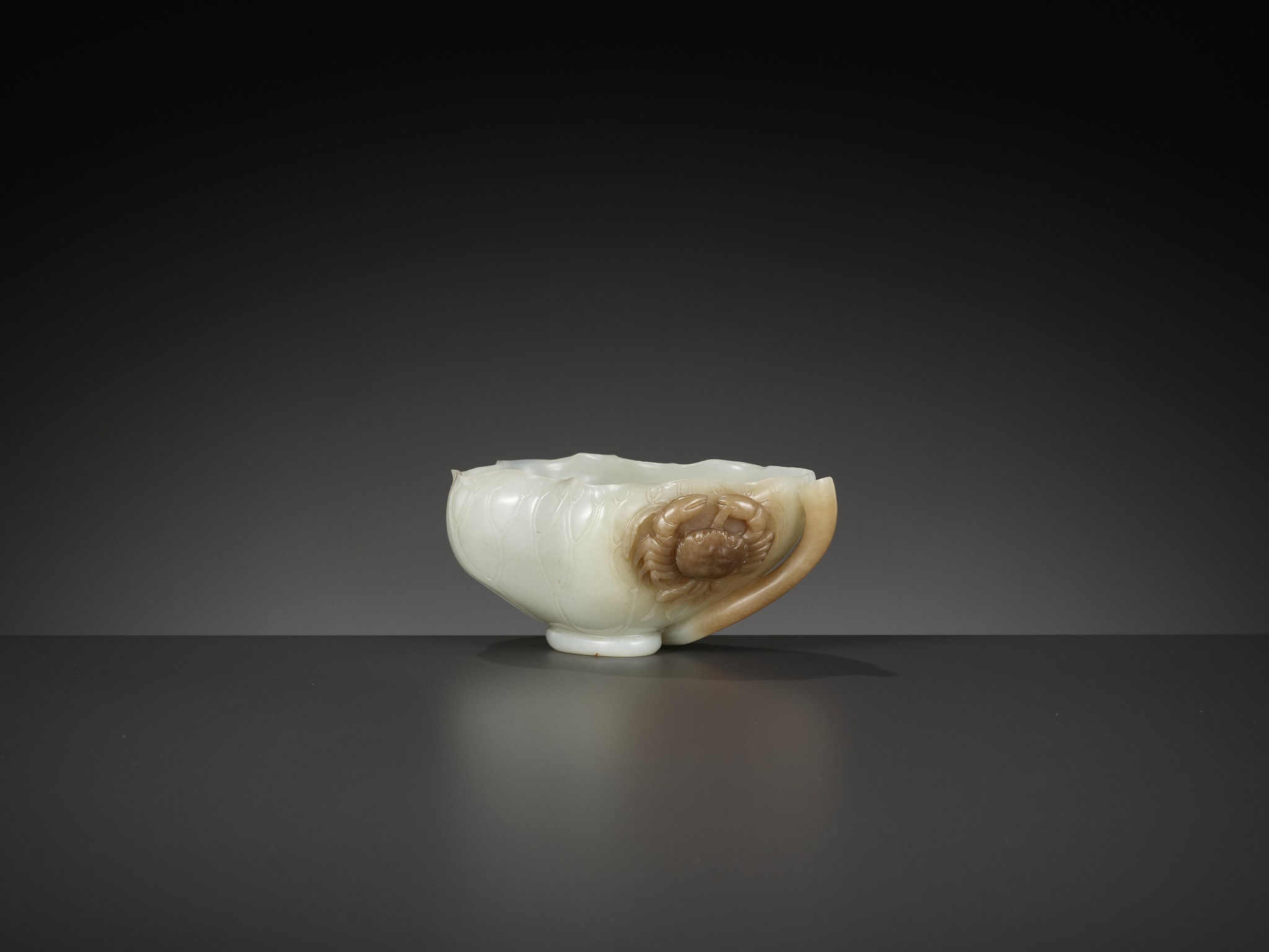 A WHITE AND BROWN JADE 'LOTUS, CRAB AND MILLET' BRUSH WASHER AND MATCHING WOOD STAND, 18TH CENTURY - Image 13 of 20