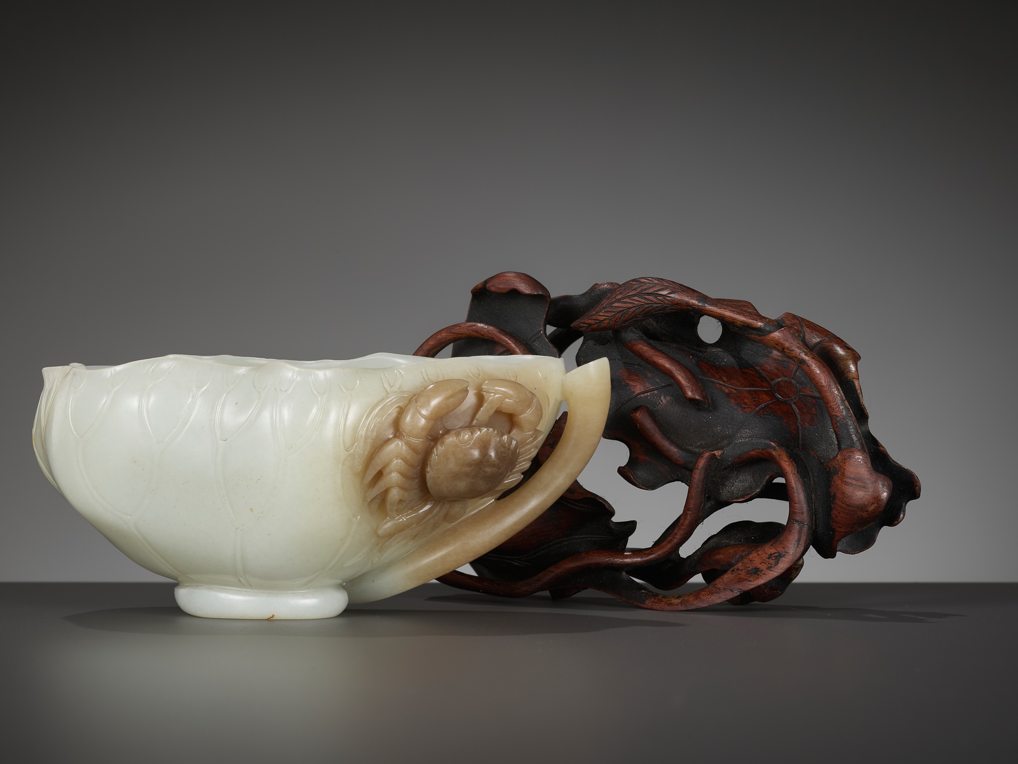 A WHITE AND BROWN JADE 'LOTUS, CRAB AND MILLET' BRUSH WASHER AND MATCHING WOOD STAND, 18TH CENTURY - Image 19 of 20