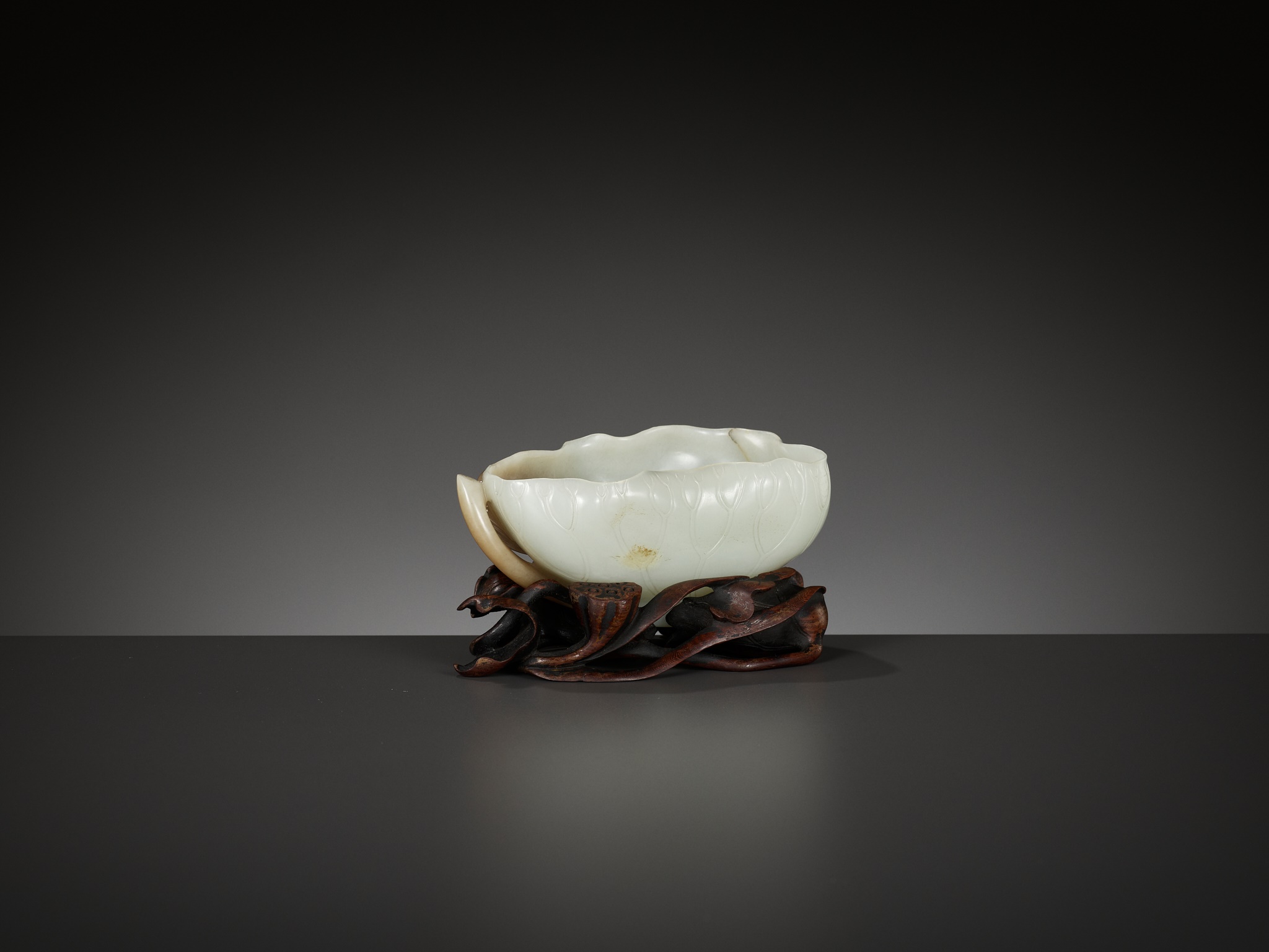 A WHITE AND BROWN JADE 'LOTUS, CRAB AND MILLET' BRUSH WASHER AND MATCHING WOOD STAND, 18TH CENTURY - Image 9 of 20