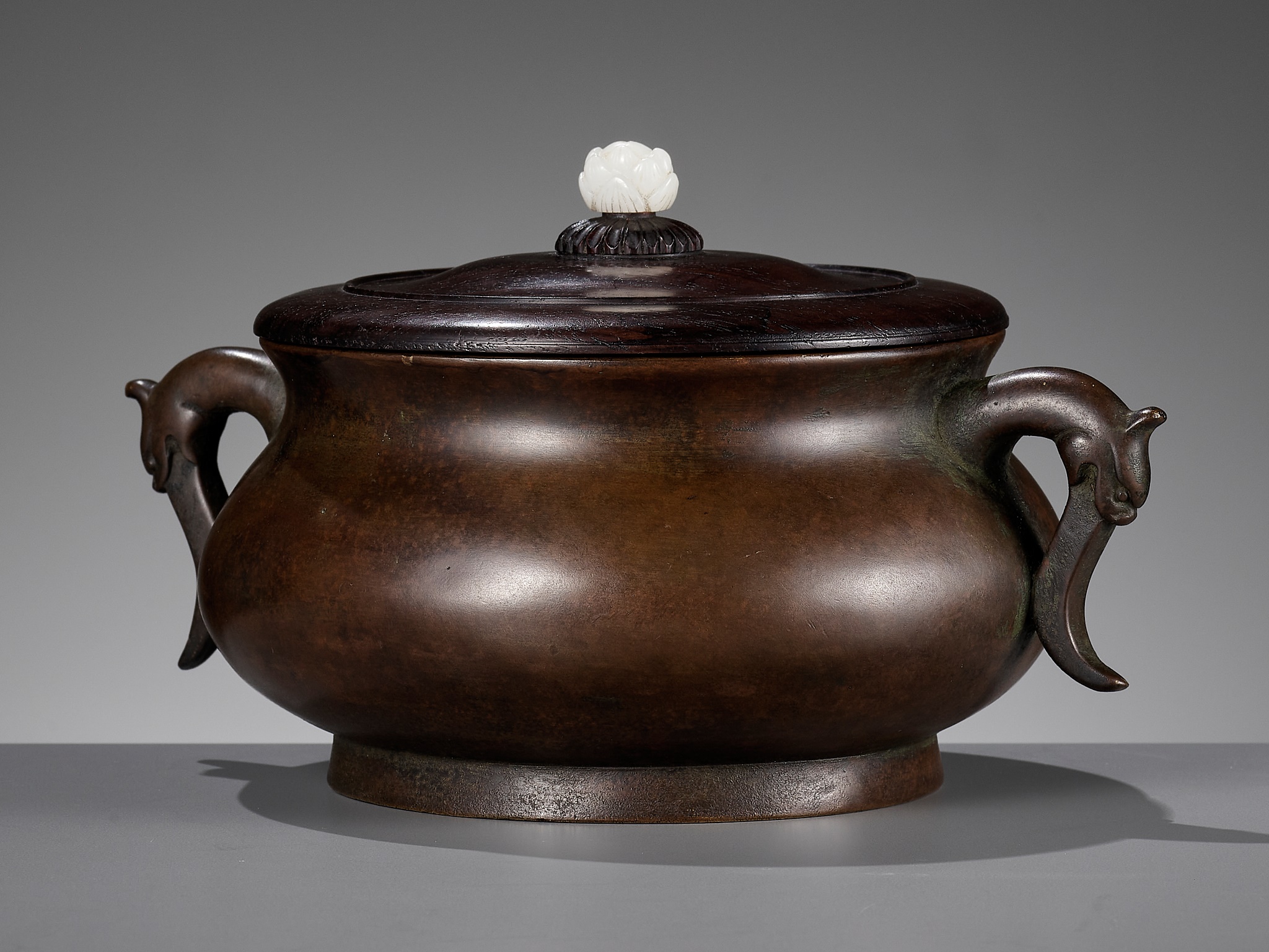 A BRONZE CENSER WITH A ZITAN WOOD COVER AND A WHITE JADE FINIAL, 17TH-18TH CENTURY