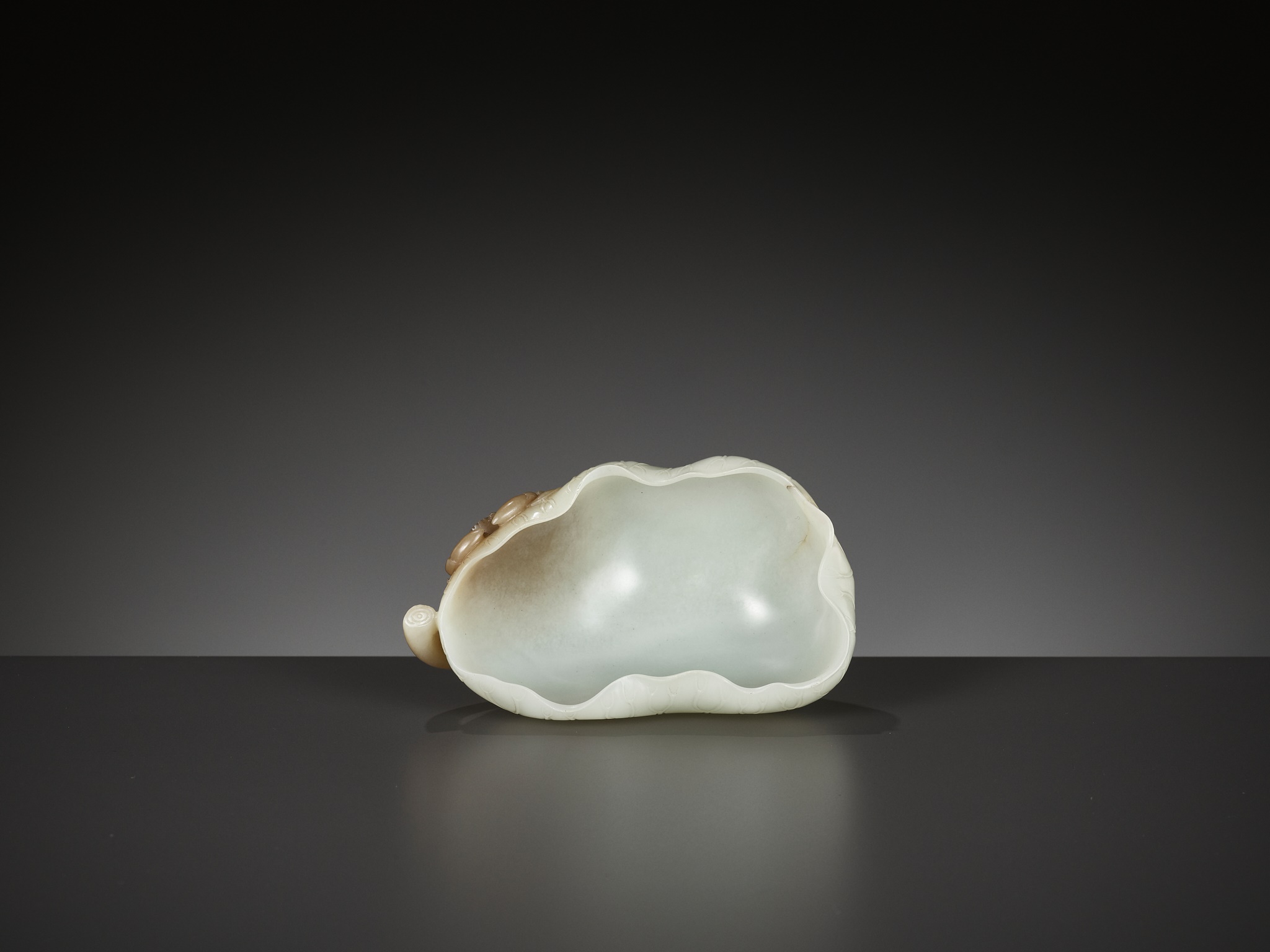 A WHITE AND BROWN JADE 'LOTUS, CRAB AND MILLET' BRUSH WASHER AND MATCHING WOOD STAND, 18TH CENTURY - Image 16 of 20