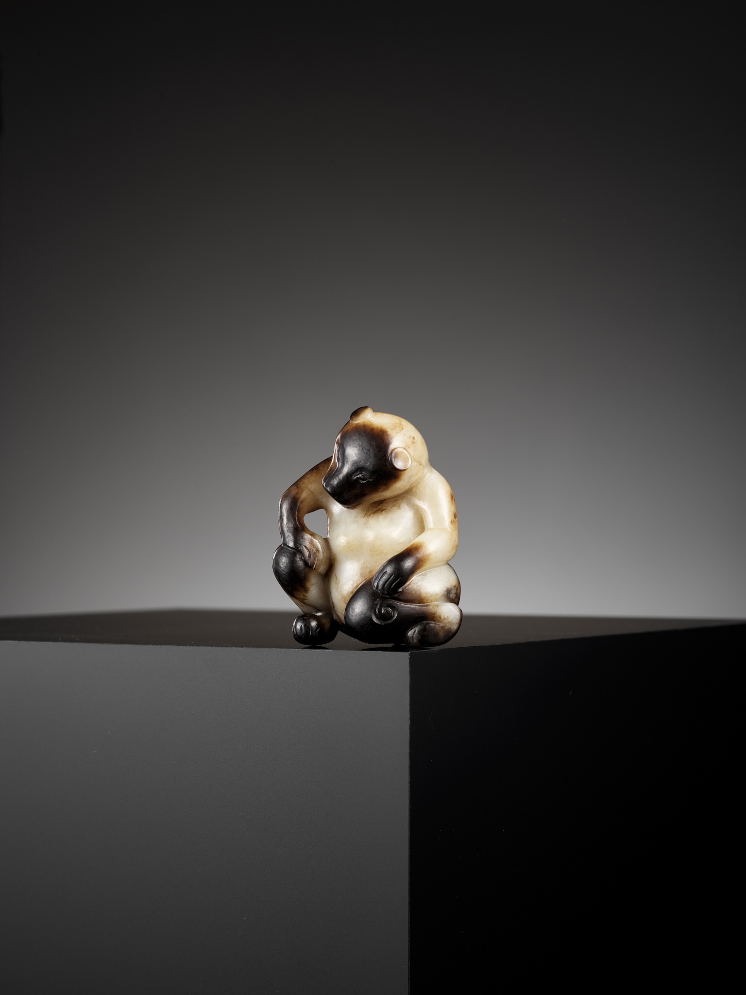 AN EXCEPTIONAL CREAMY-WHITE AND BLACK JADE FIGURE OF A BEAR, SONG DYNASTY OR EARLIER - Image 27 of 27