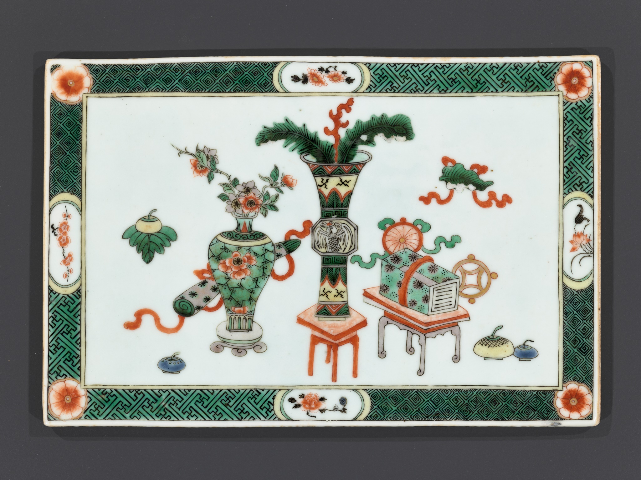 A SET OF FOUR FAMILLE VERTE 'HUNDRED ANTIQUES' PLAQUES, BY YU CHENGSHEN, 19TH CENTURY - Image 10 of 13