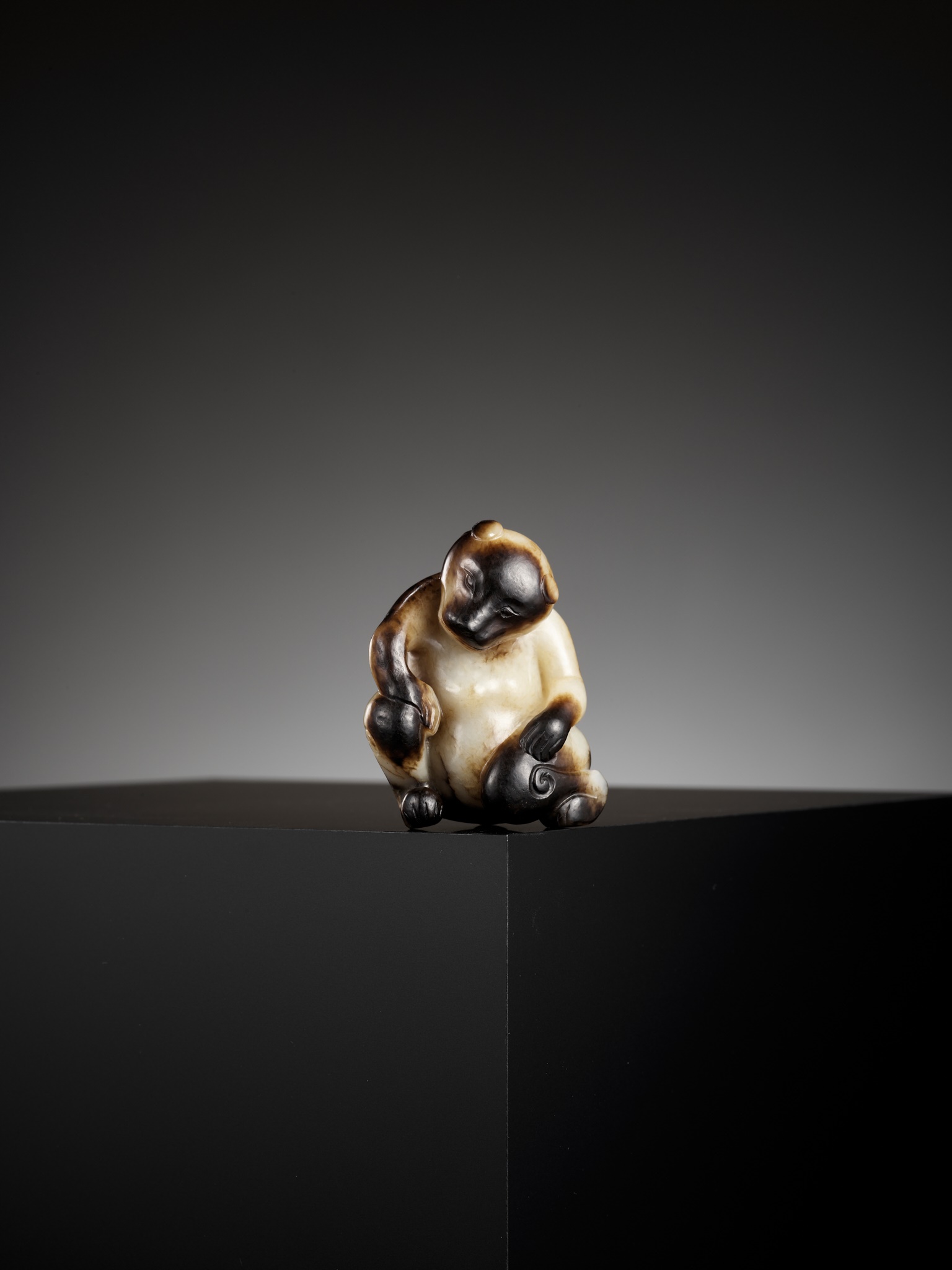 AN EXCEPTIONAL CREAMY-WHITE AND BLACK JADE FIGURE OF A BEAR, SONG DYNASTY OR EARLIER - Image 6 of 27