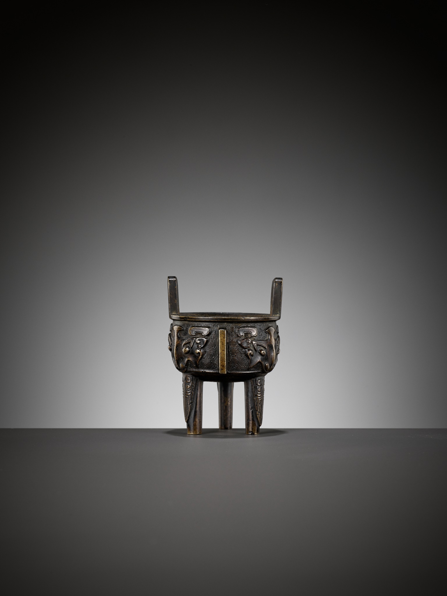 A BRONZE ARCHAISTIC MINIATURE TRIPOD CENSER, DING, QING DYNASTY, 17TH CENTURY - Image 7 of 11