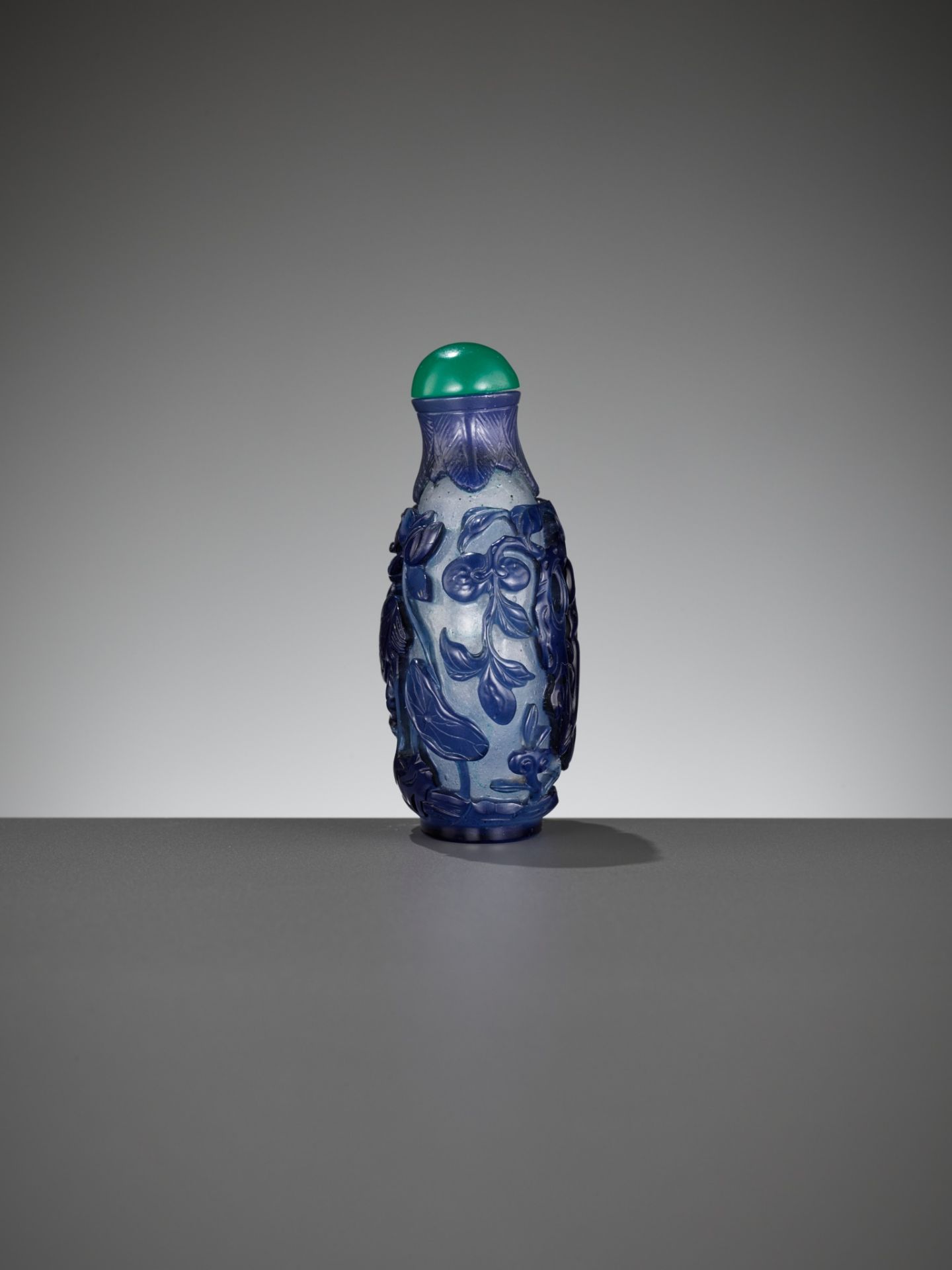 A SAPPHIRE-BLUE OVERLAY 'MONKEY KING STEALING THE PEACHES OF IMMORTALITY' GLASS SNUFF BOTTLE - Image 10 of 12