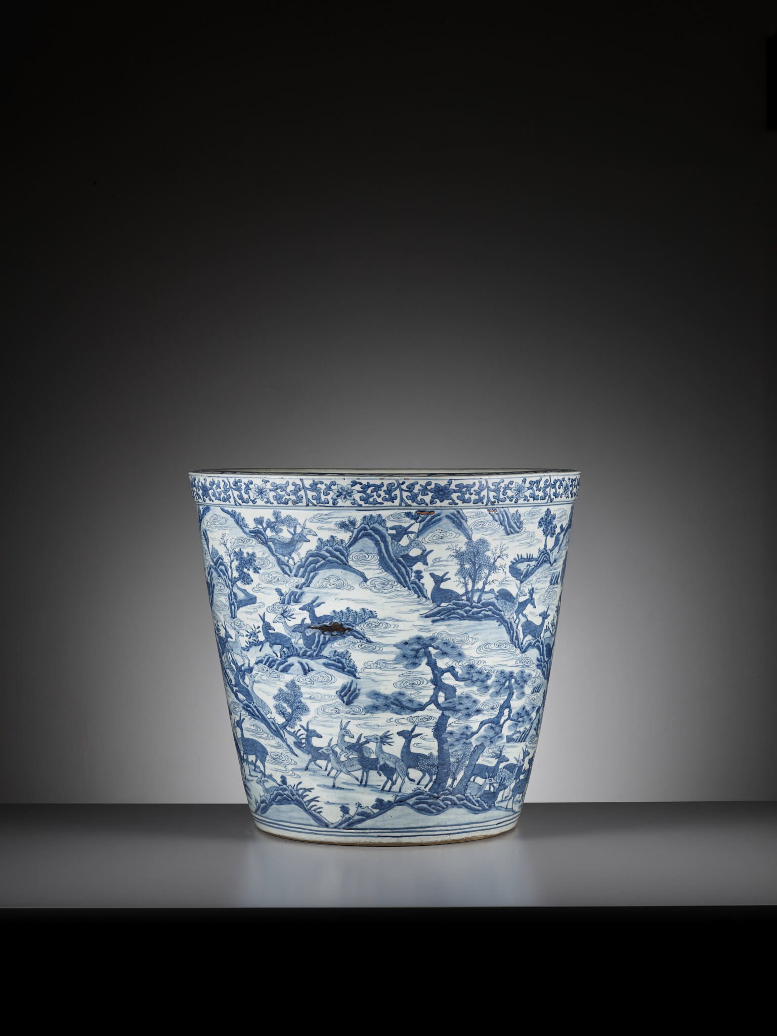 A LARGE AND VERY HEAVY BLUE AND WHITE 'HUNDRED DEER' JARDINIERE, MING DYNASTY - Image 9 of 12