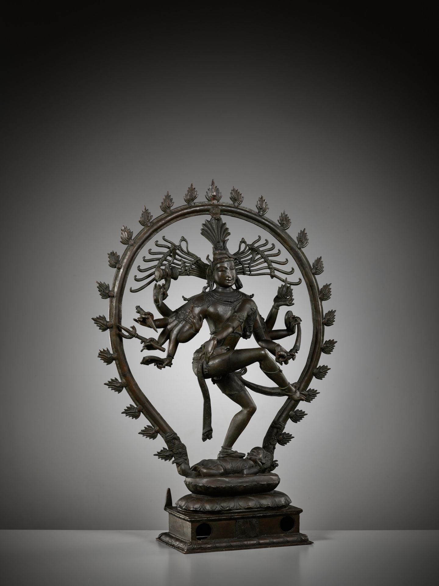 A VERY LARGE BRONZE OF SHIVA NATARAJA, SOUTH INDIA, 18TH - 19TH CENTURY - Image 16 of 19