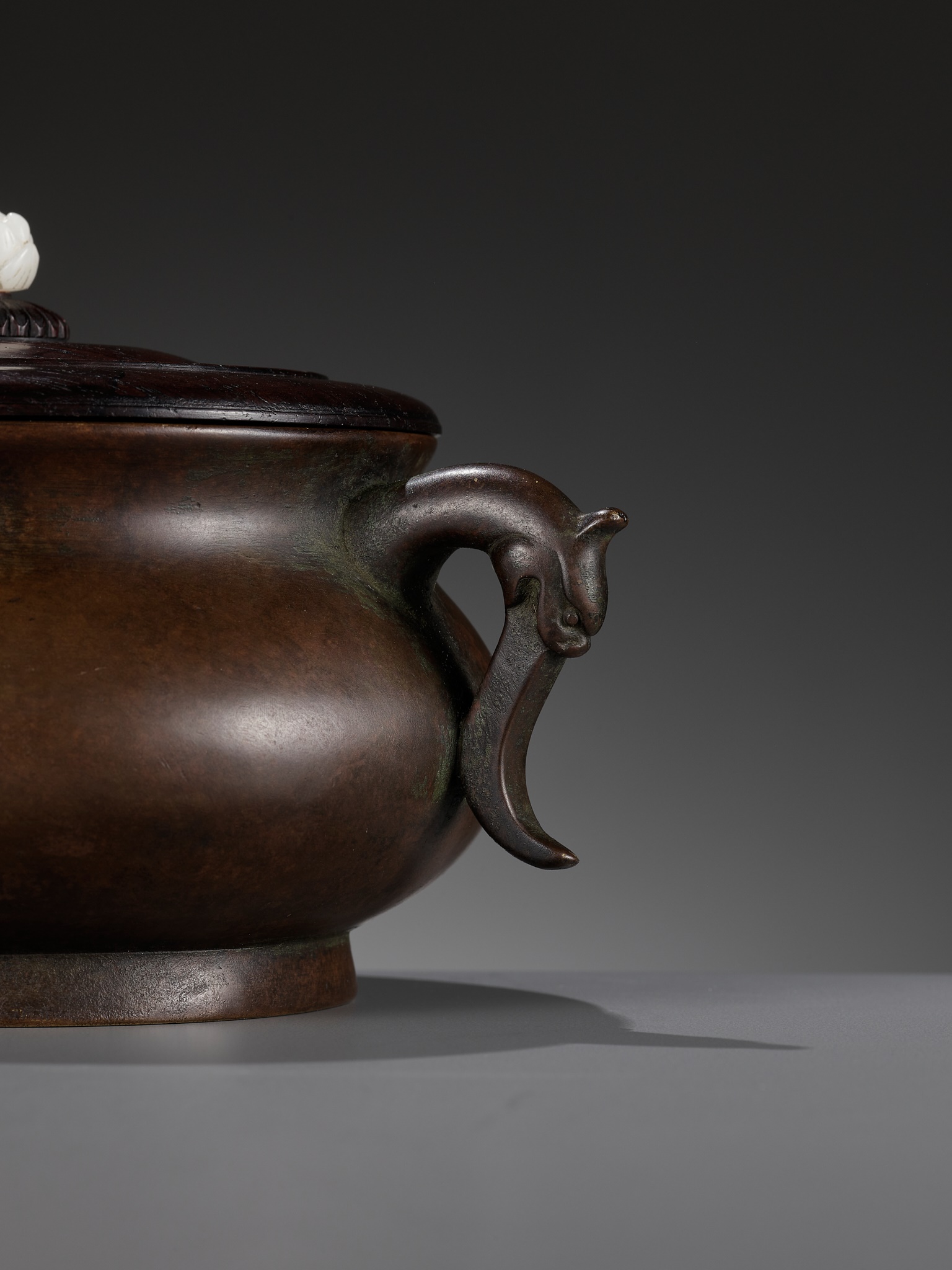 A BRONZE CENSER WITH A ZITAN WOOD COVER AND A WHITE JADE FINIAL, 17TH-18TH CENTURY - Image 2 of 16