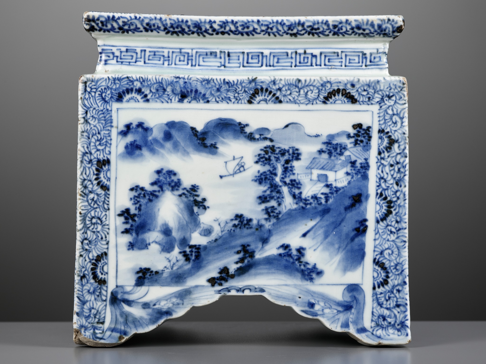 A MASSIVE BLUE AND WHITE 'LANDSCAPE' STAND, LATE MING TO EARLY QING DYNASTY - Image 11 of 17