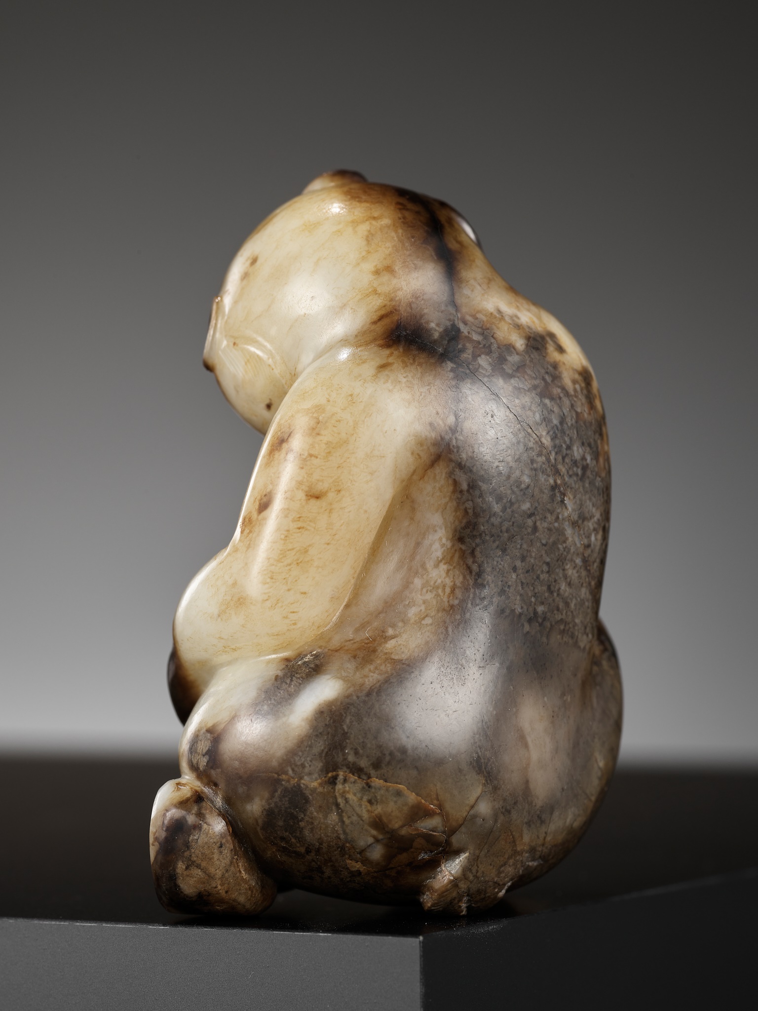 AN EXCEPTIONAL CREAMY-WHITE AND BLACK JADE FIGURE OF A BEAR, SONG DYNASTY OR EARLIER - Image 24 of 27