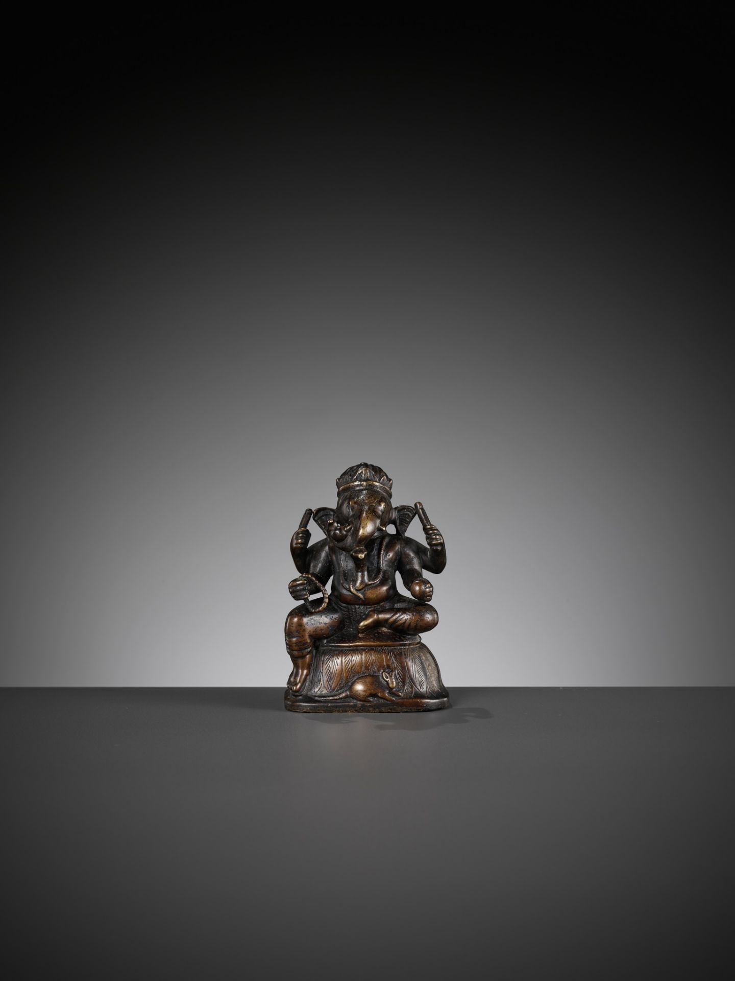 A SMALL BRONZE FIGURE OF GANESHA, SOUTH INDIA, 17TH - 18TH CENTURY - Image 6 of 14