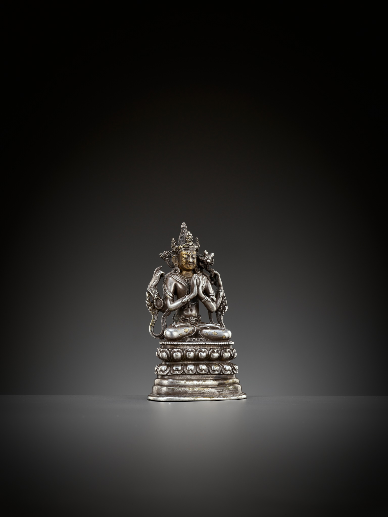 A PARCEL-GILT SOLID SILVER FIGURE OF SHADAKSHARI LOKESHVARA, PALA REVIVAL, TIBET, 17TH-18TH CENTURY - Image 10 of 11