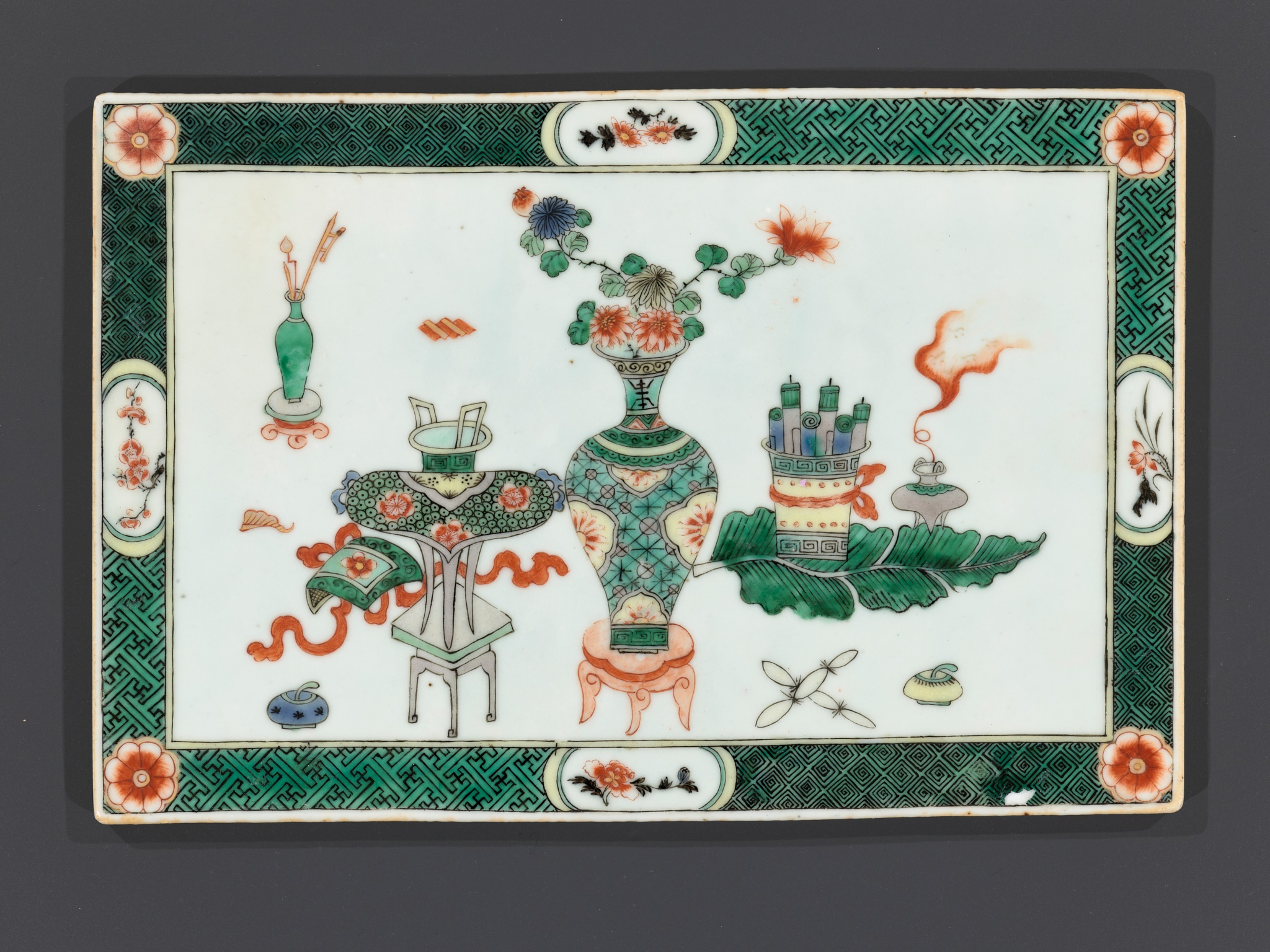 A SET OF FOUR FAMILLE VERTE 'HUNDRED ANTIQUES' PLAQUES, BY YU CHENGSHEN, 19TH CENTURY - Image 7 of 13