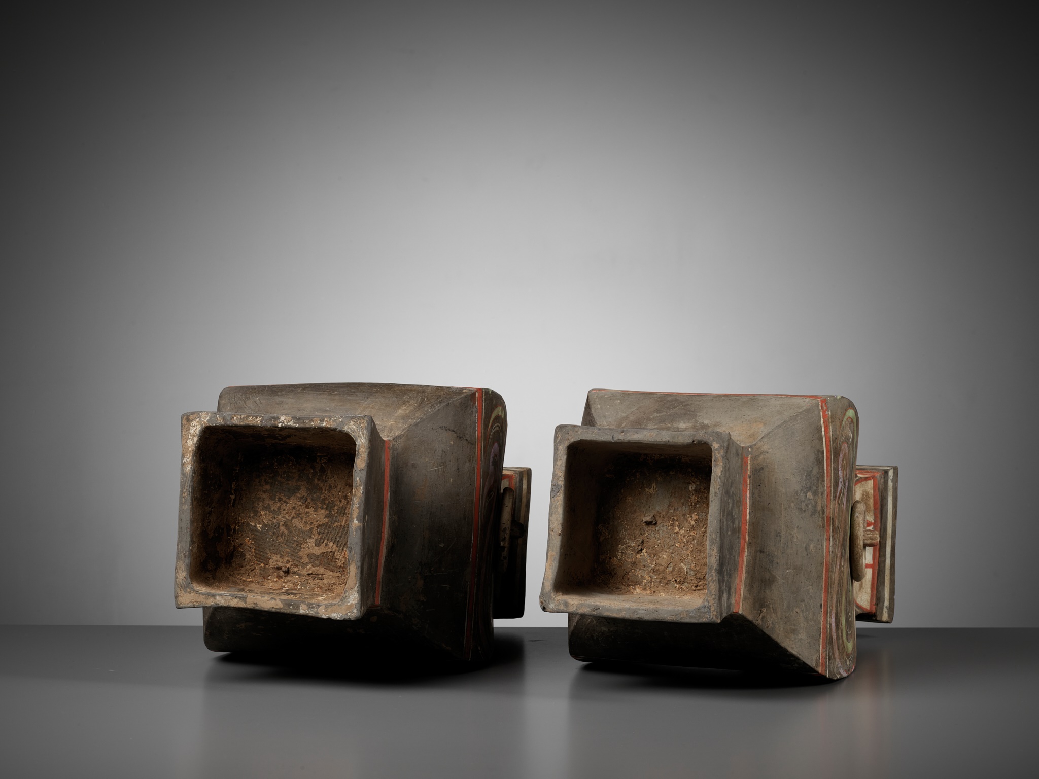 A PAIR OF LARGE PAINTED POTTERY SQUARE VASES AND COVERS, FANGHU, HAN DYNASTY - Image 18 of 19