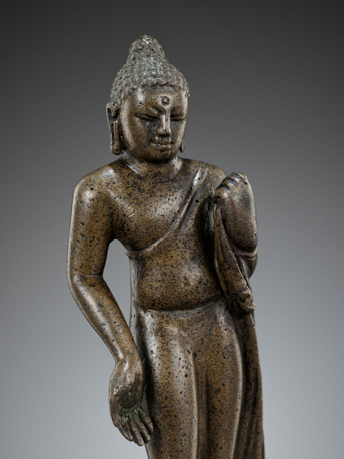 A BRONZE FIGURE OF A STANDING BUDDHA, POST-GUPTA PERIOD, INDIA, C. 7TH CENTURY