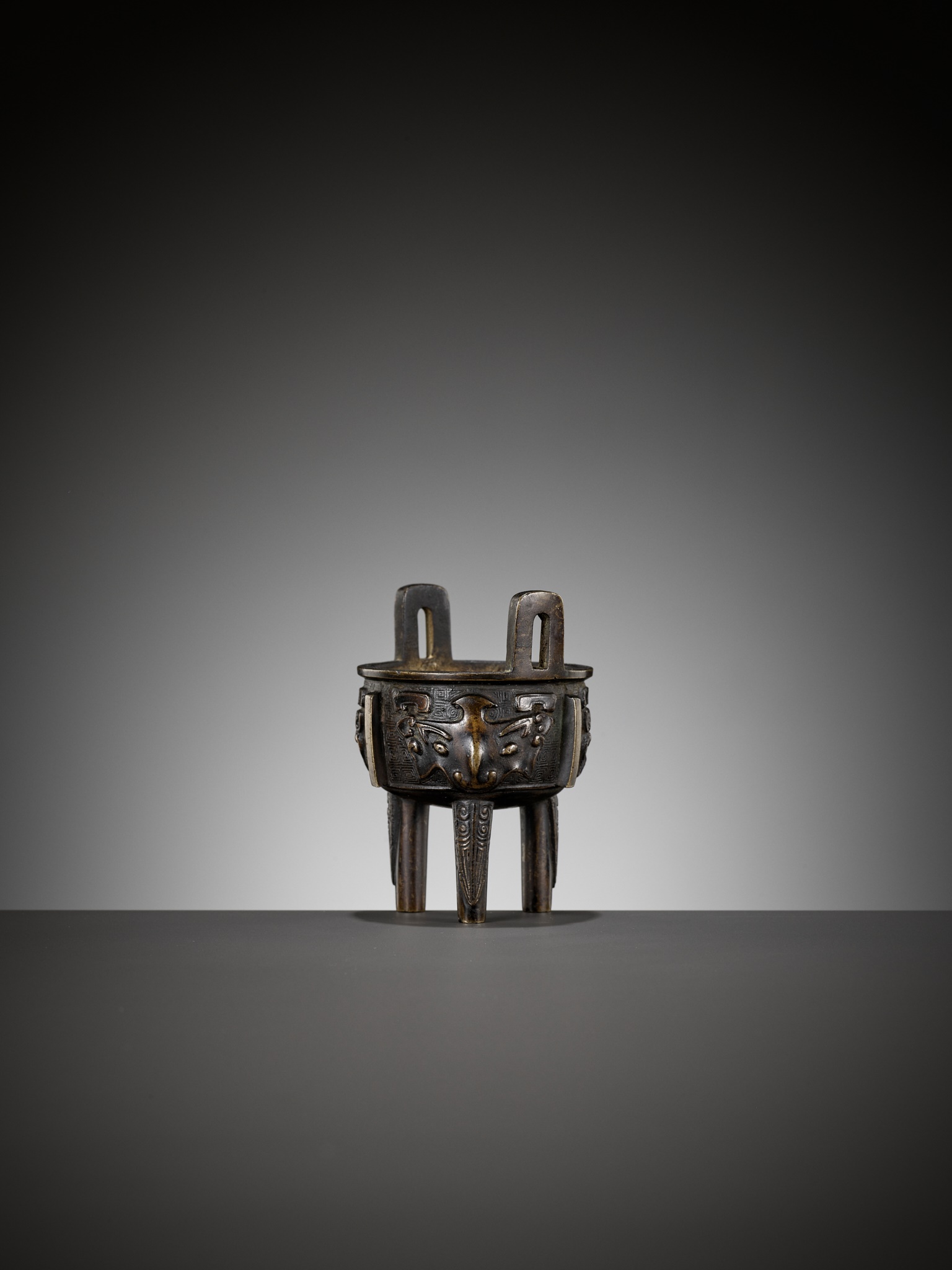 A BRONZE ARCHAISTIC MINIATURE TRIPOD CENSER, DING, QING DYNASTY, 17TH CENTURY - Image 9 of 11