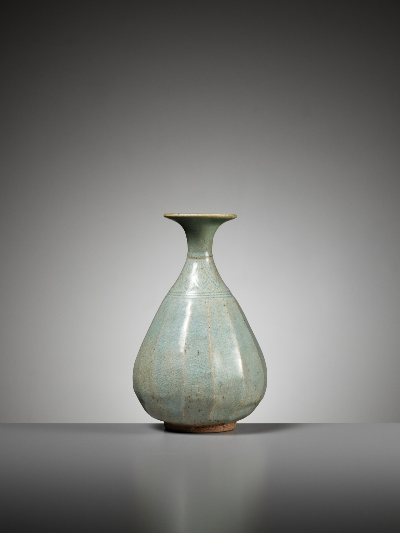 A CELADON GLAZED CERAMIC BOTTLE VASE, GORYEO DYNASTY - Image 2 of 10