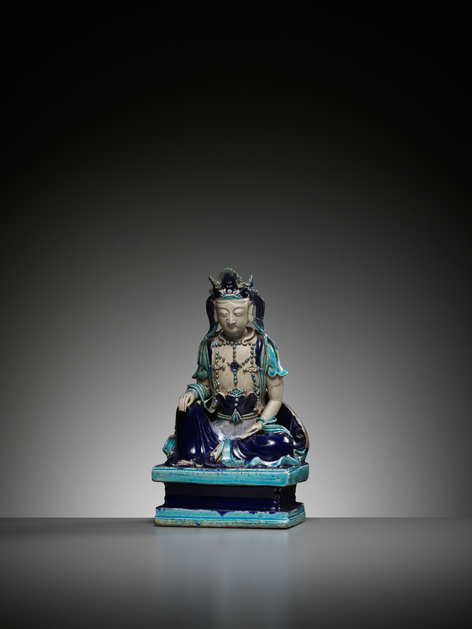 A FAHUA GLAZED FIGURE OF GUANYIN, LATE MING DYNASTY - Image 7 of 12