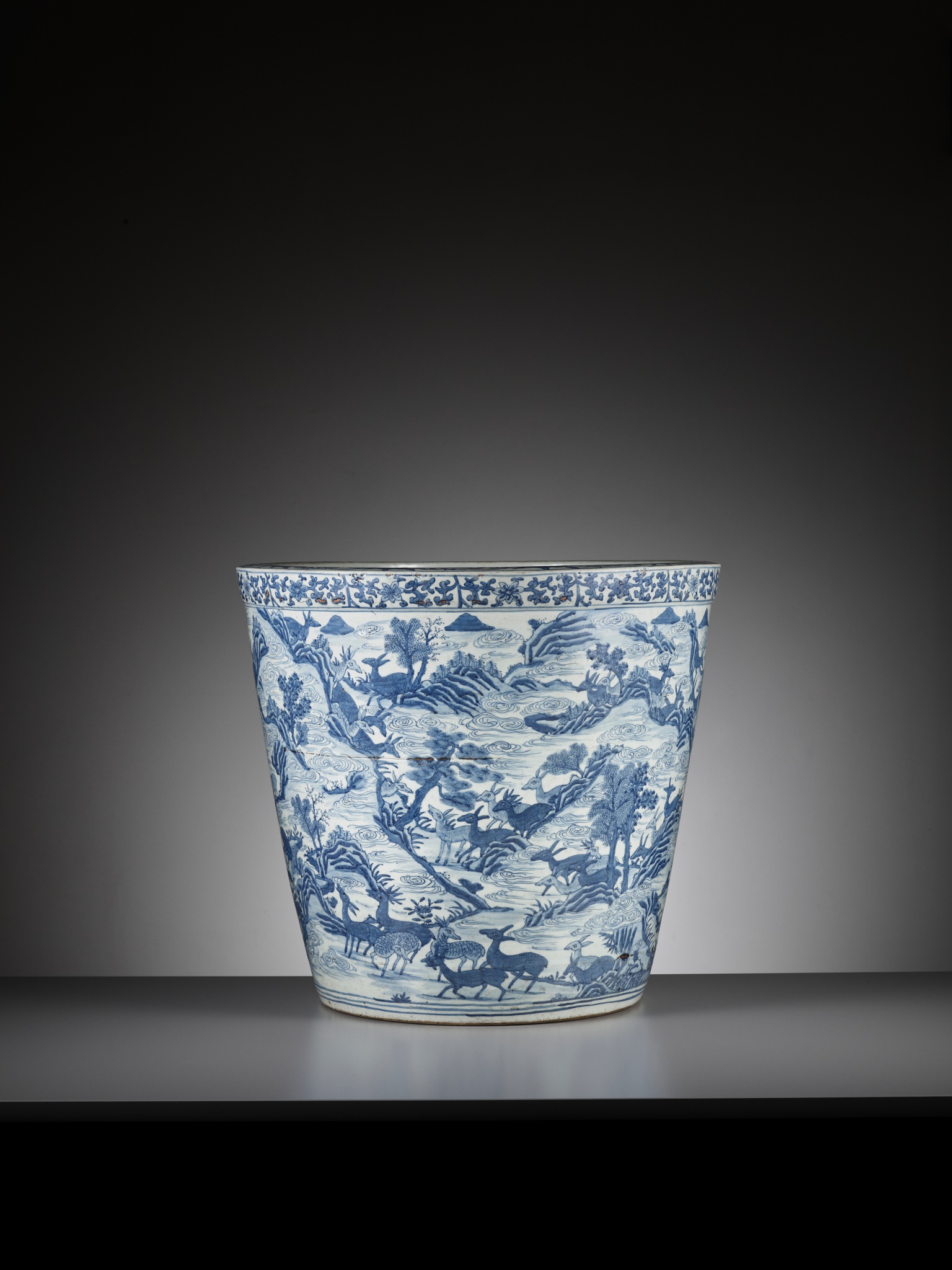 A LARGE AND VERY HEAVY BLUE AND WHITE 'HUNDRED DEER' JARDINIERE, MING DYNASTY - Image 7 of 12