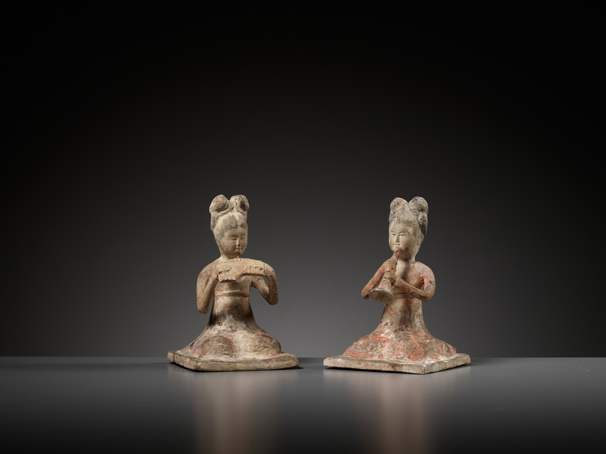 A PAIR OF PAINTED POTTERY FEMALE MUSICIANS, SUI TO EARLY TANG DYNASTY - Image 2 of 12