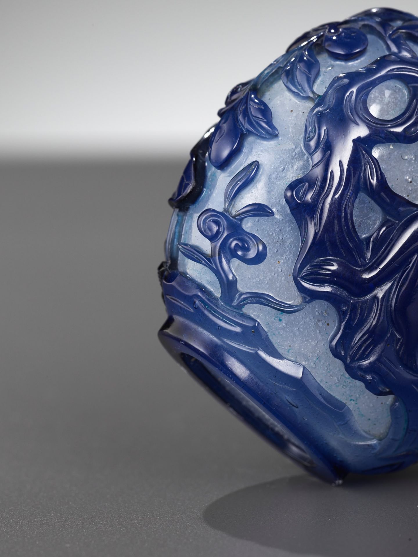 A SAPPHIRE-BLUE OVERLAY 'MONKEY KING STEALING THE PEACHES OF IMMORTALITY' GLASS SNUFF BOTTLE - Image 7 of 12