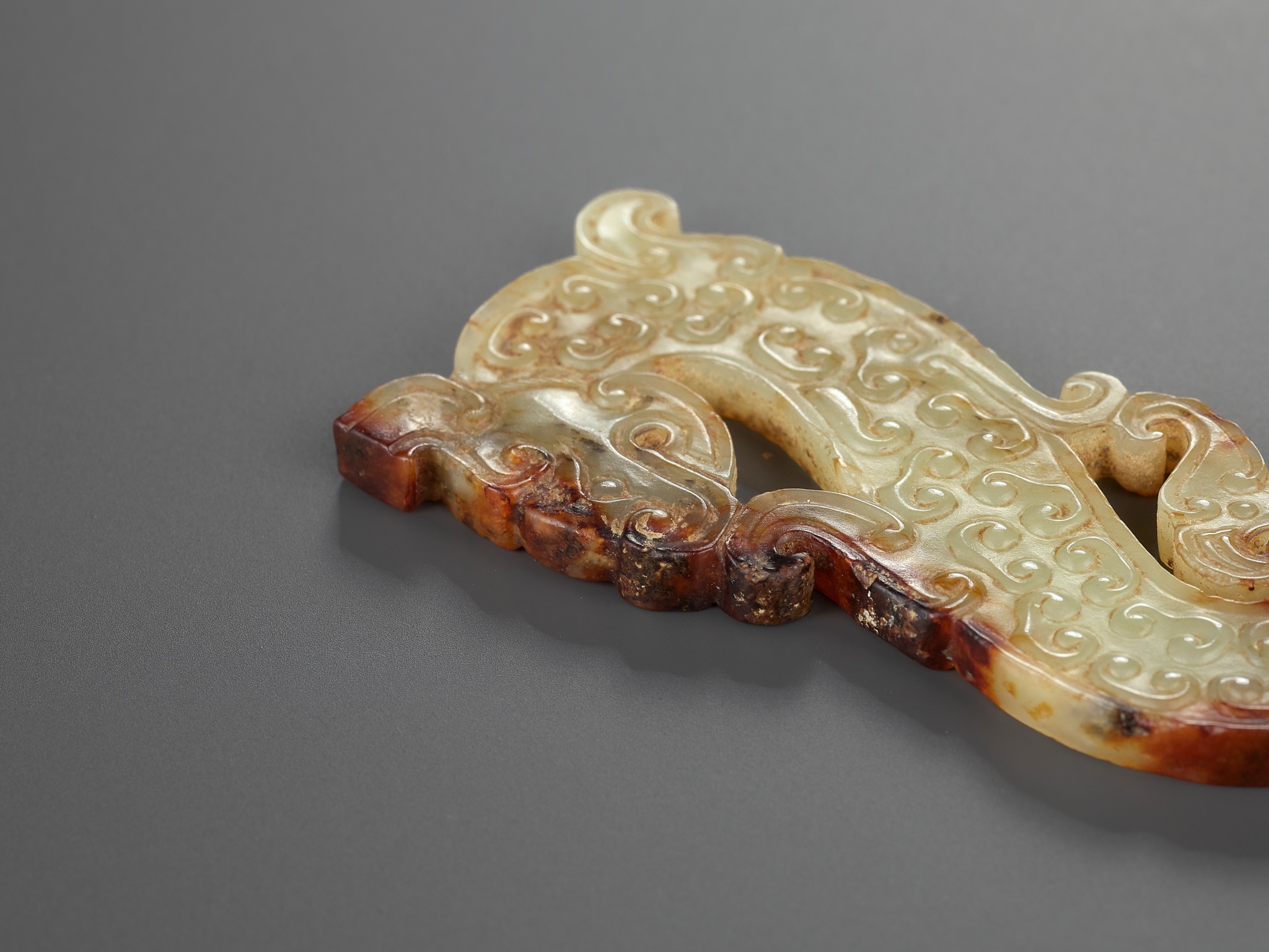 AN ARCHAIC YELLOW & RUSSET JADE DRAGON PENDANT, EASTERN ZHOU DYNASTY - Image 10 of 13