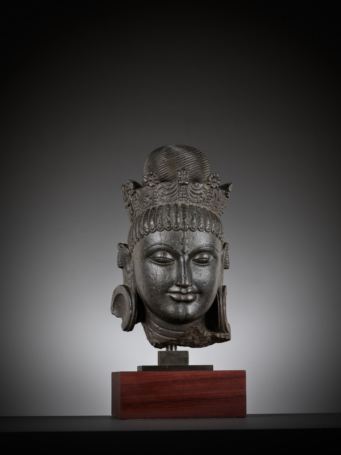 AN IMPORTANT AND MONUMENTAL BLACK STONE HEAD OF TARA, PALA PERIOD - Image 6 of 15