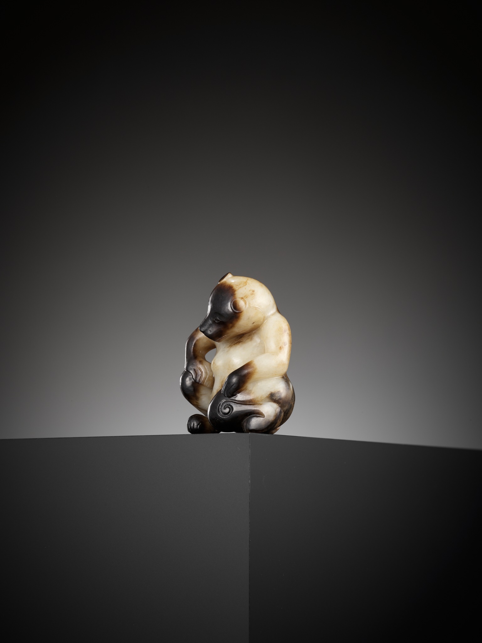 AN EXCEPTIONAL CREAMY-WHITE AND BLACK JADE FIGURE OF A BEAR, SONG DYNASTY OR EARLIER - Image 13 of 27