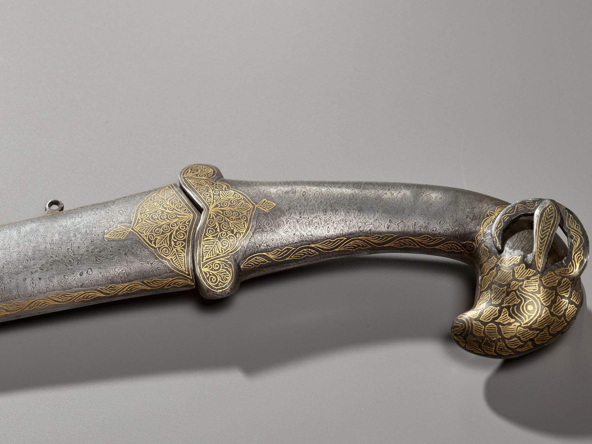 A MUGHAL GOLD KOFTGARI CEREMONIAL DAGGER, KHANJAR, NORTH INDIA, 19TH CENTURY - Image 5 of 8