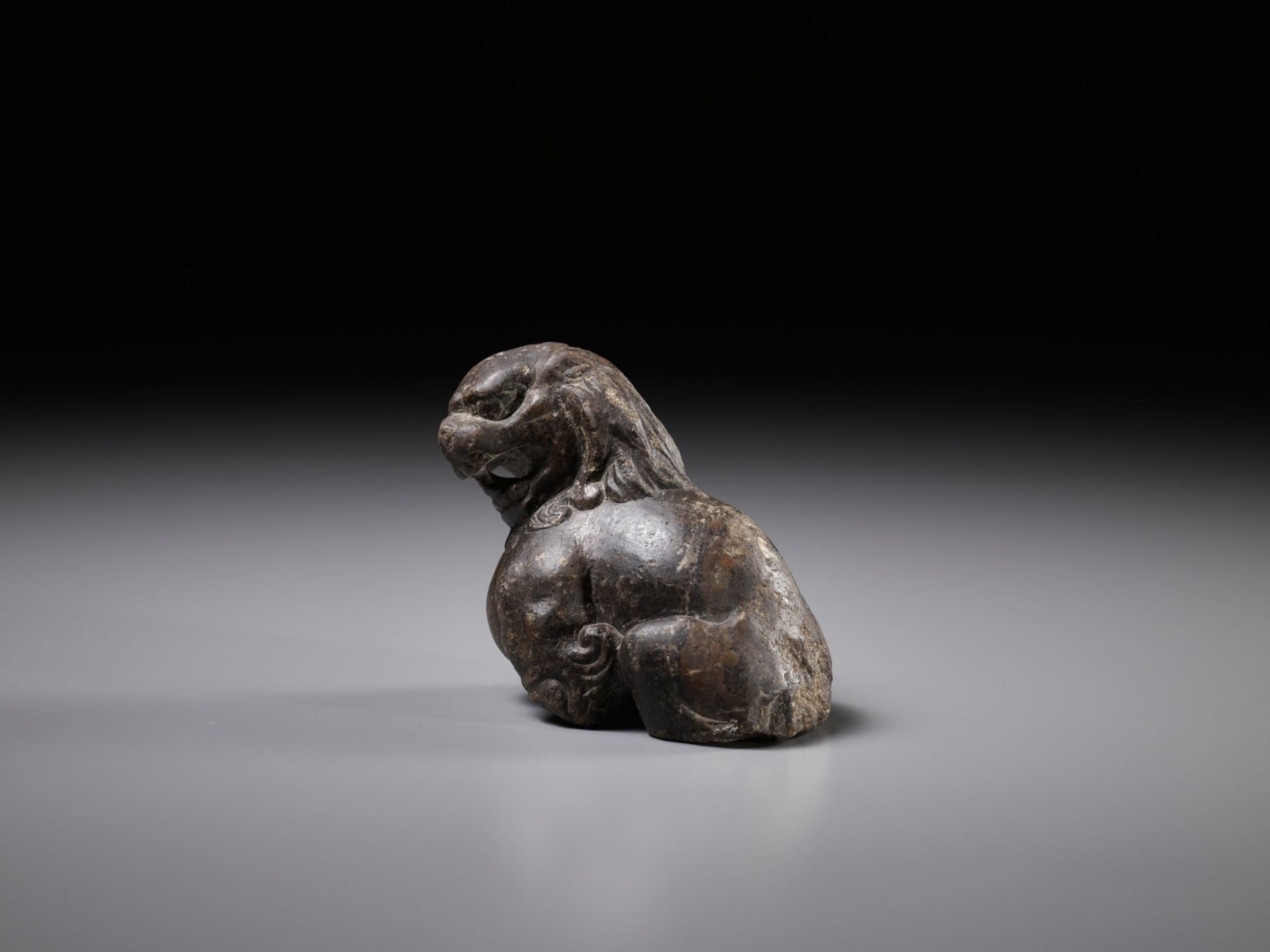 A BROWN LIMESTONE FIGURE OF A SEATED LION, TANG DYNASTY - Bild 5 aus 9