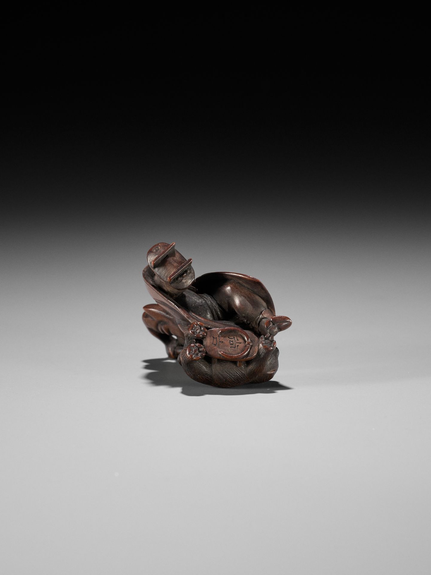 SHOKO: AN AMUSING WOOD NETSUKE OF A BLINDMAN AND PUPPY - Bild 11 aus 12