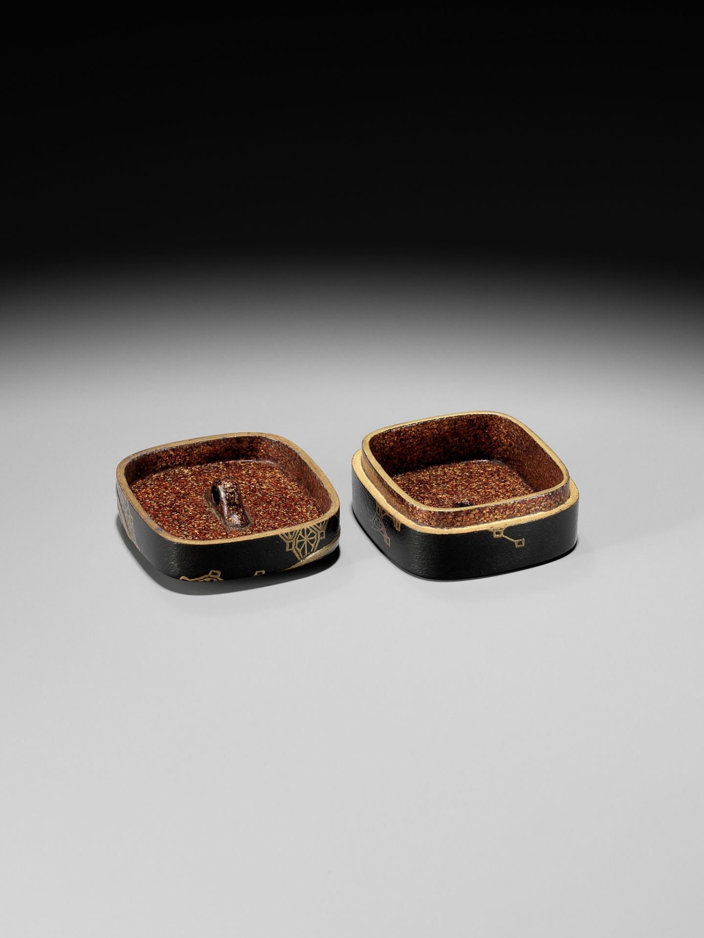 SHIBATA SHINSAI: A FINE AND RARE LACQUER HAKO NETSUKE - Image 11 of 15