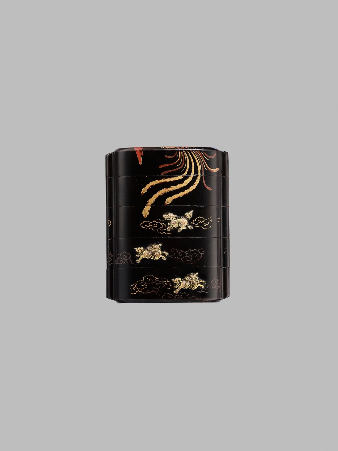 SHUNSHO: A VERY RARE GILT- INLAID LACQUER FOUR-CASE INRO WITH SHISHI AND HO-O BIRD - Bild 2 aus 8