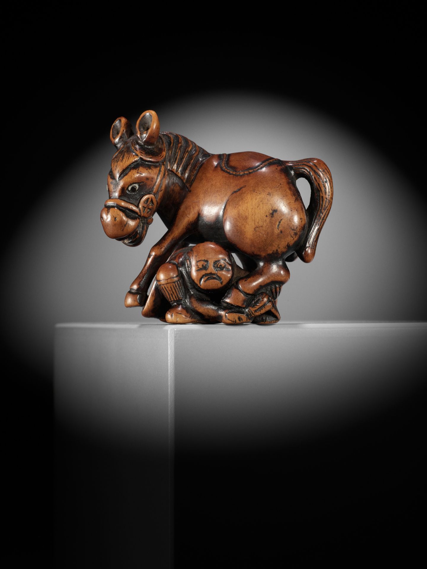 A SUPERB WOOD NETSUKE OF A MULE AND GROOM - Bild 14 aus 15