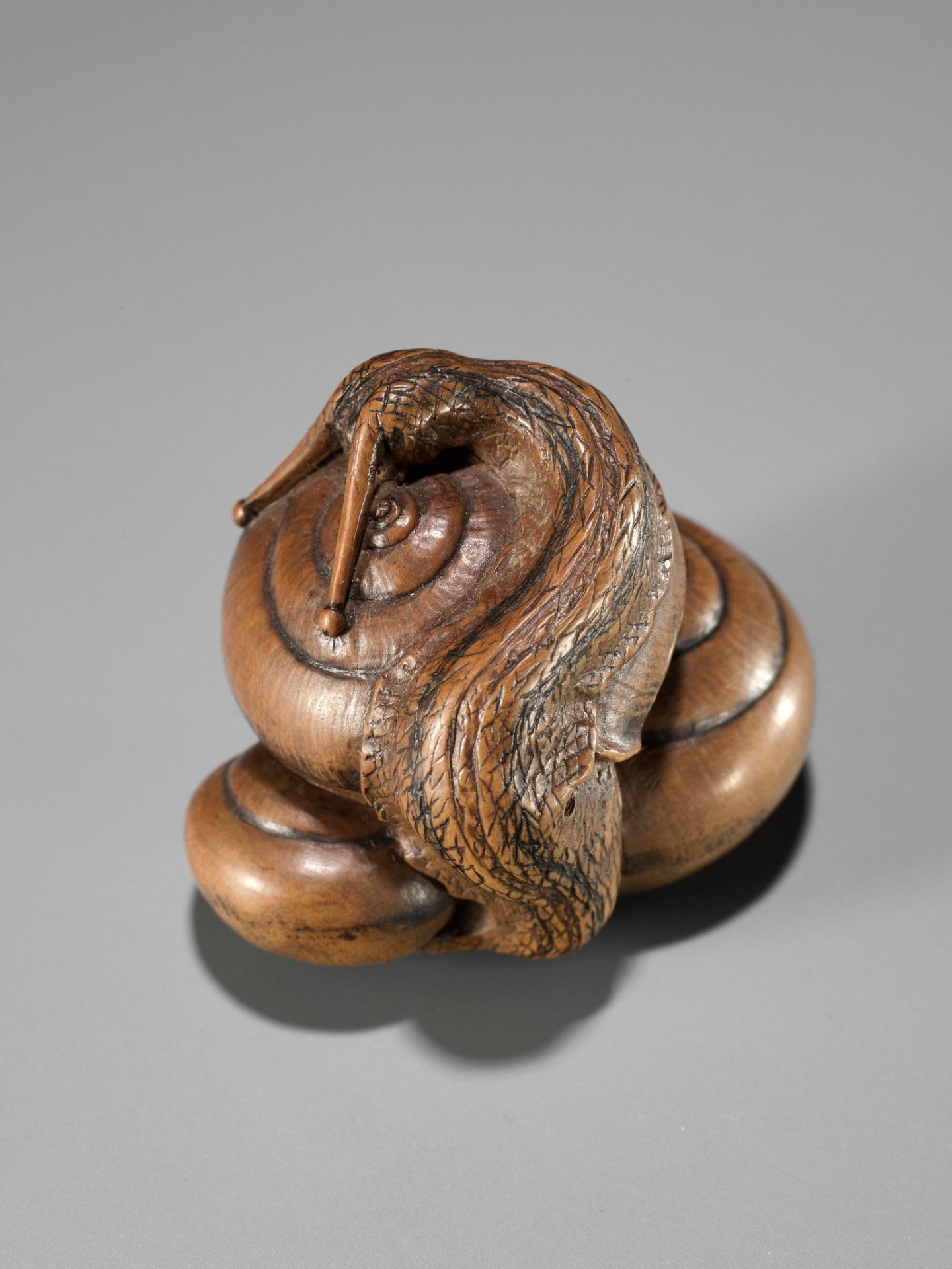 HIDEHARU: A SUPERB WOOD NETSUKE OF THREE SNAILS - Bild 14 aus 15