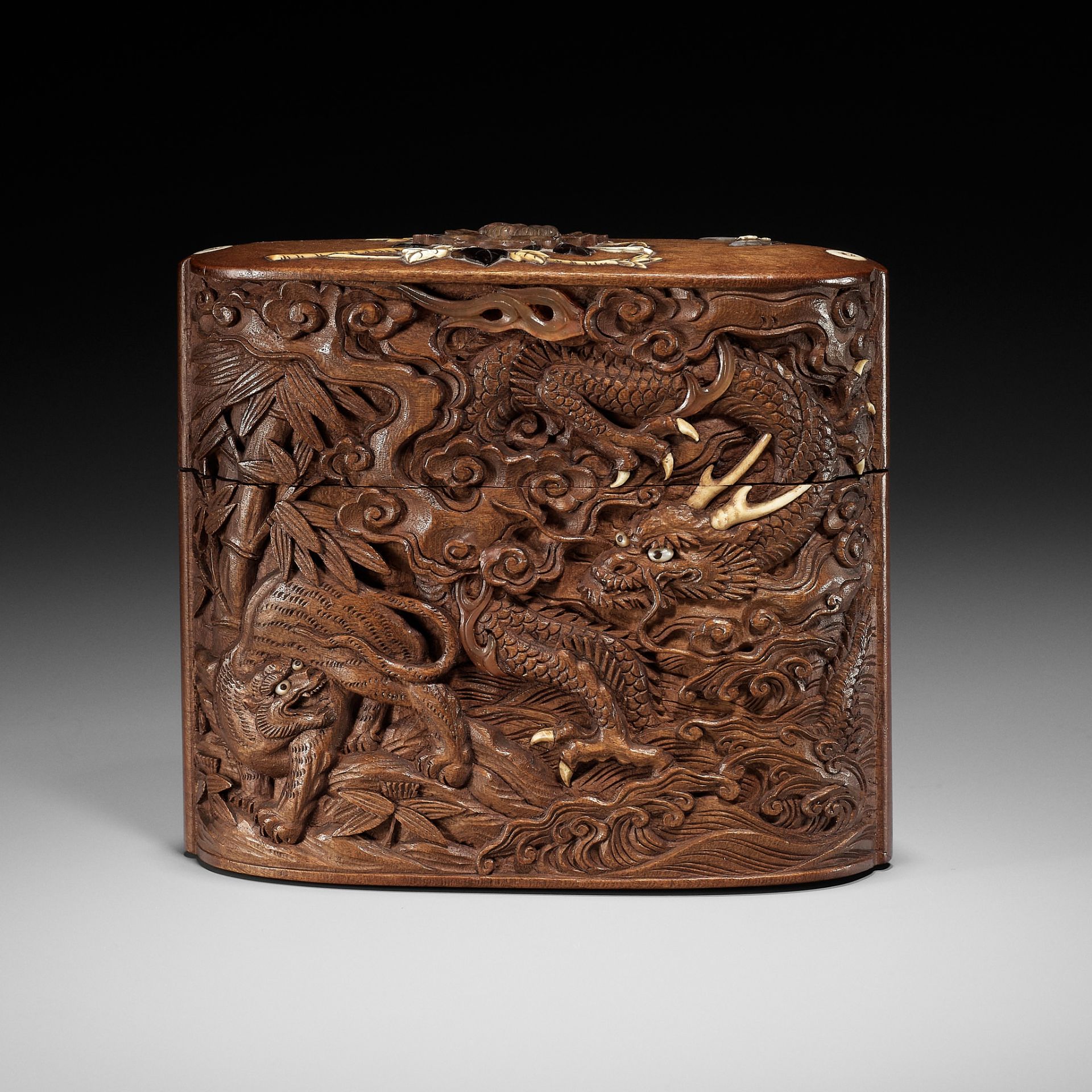 A LARGE AND FINE INLAID AND CARVED WOOD TONKOTSU WITH DRAGON, TIGER AND SHISHI - Bild 2 aus 14