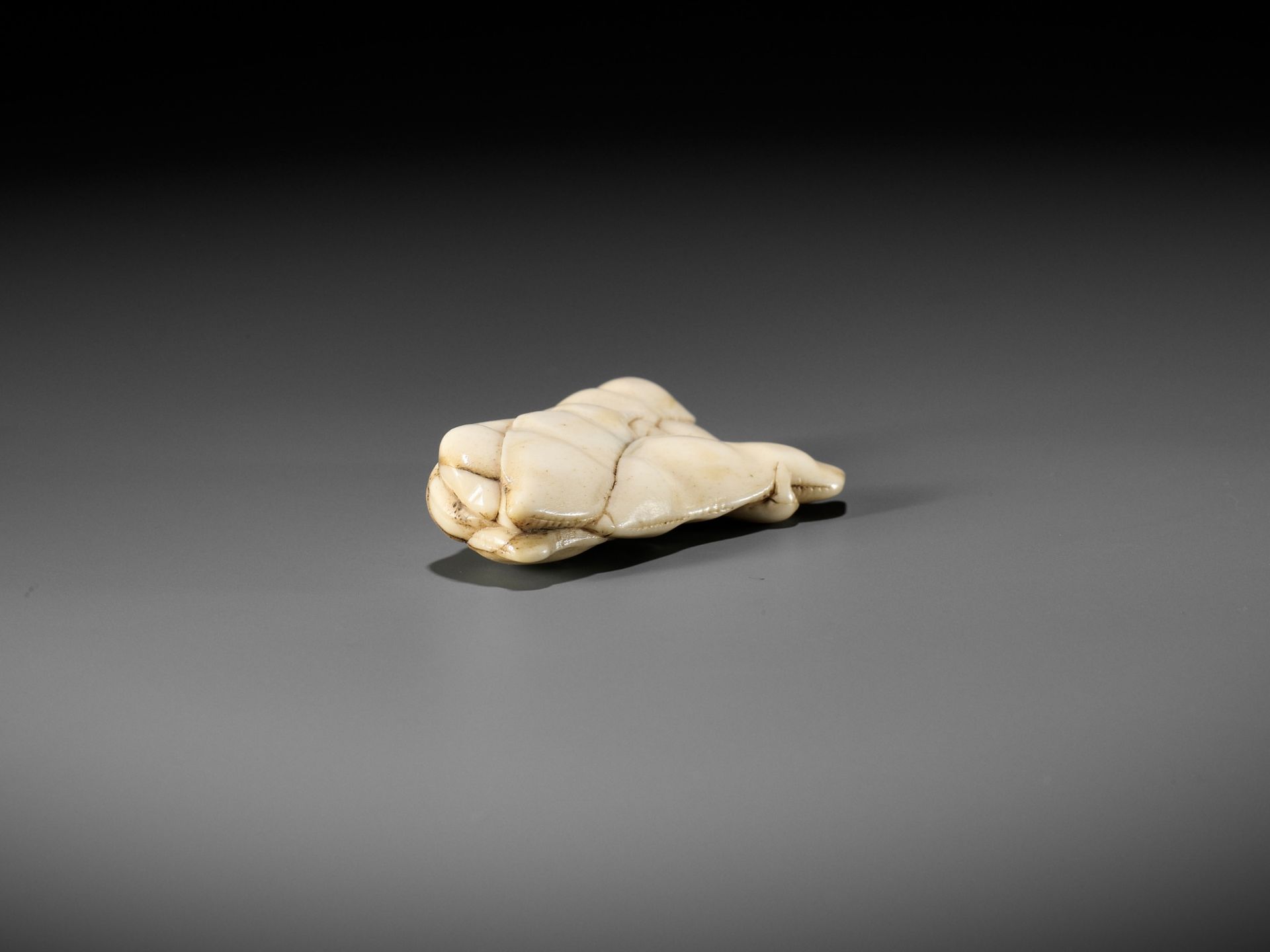 A SUPERB STAG ANTLER NETSUKE OF EDAMAME BEAN-PODS - Image 7 of 9