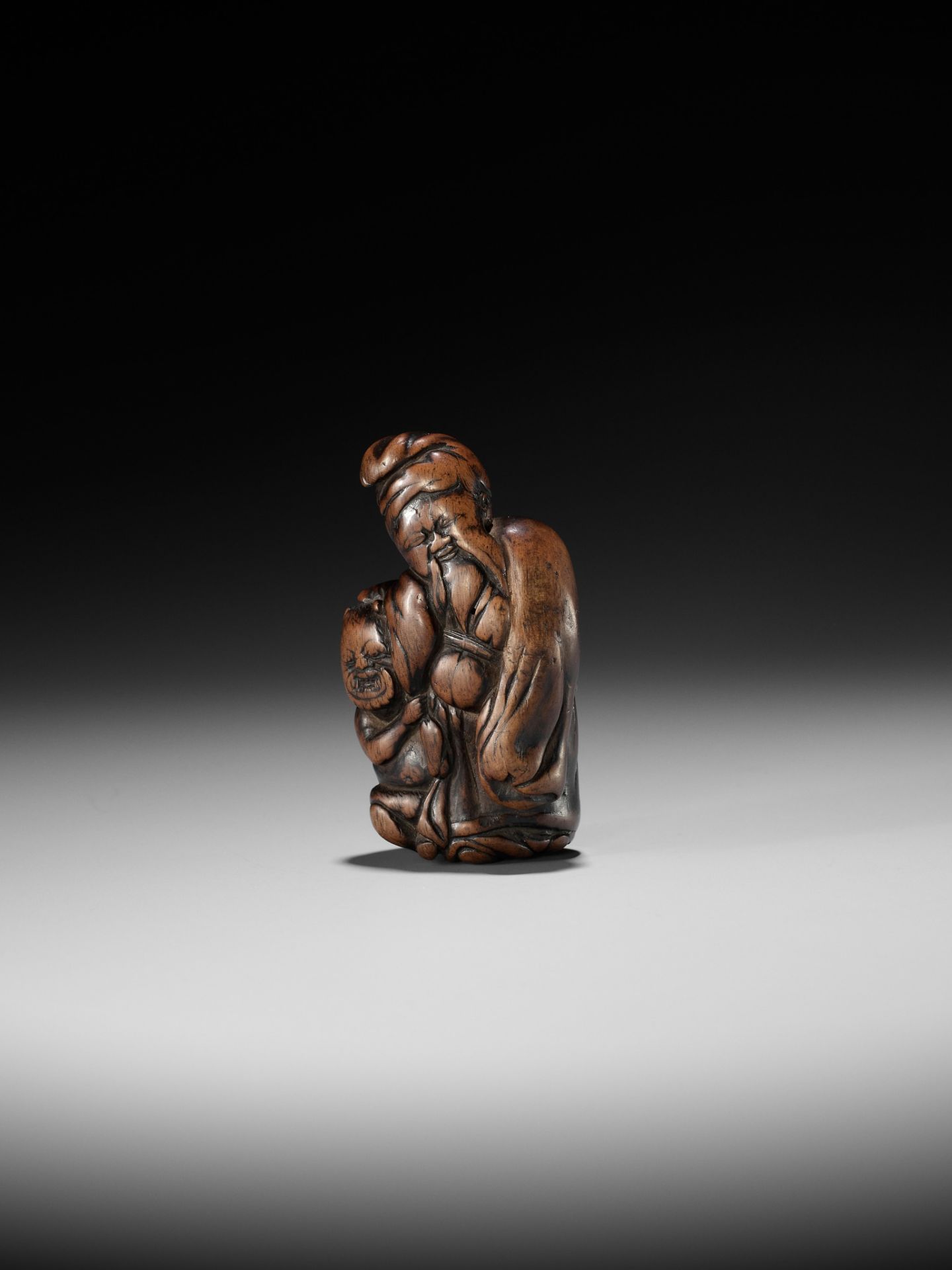 A SUPERB WOOD NETSUKE OF SHOKI AND ONI - Bild 8 aus 12