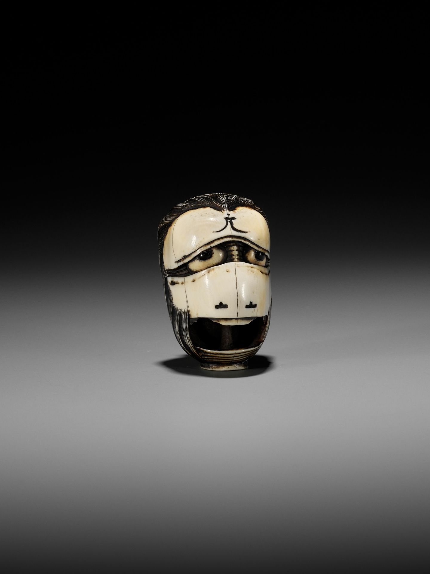 MITSUHIRO: A RARE AND IMPORTANT IVORY NETSUKE OF THE GHOST OF OIWA AS A CHOCHIN (LANTERN) - Bild 10 aus 14