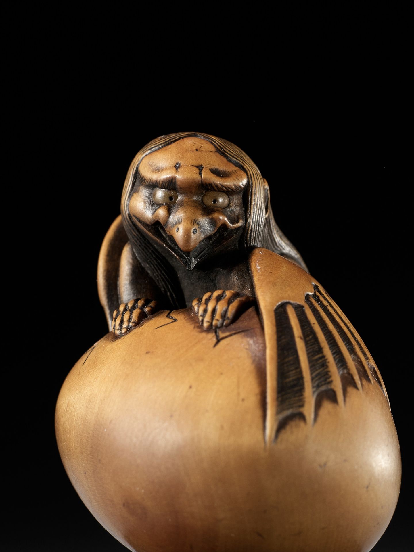 TOYOMASA: A SUPERB WOOD NETSUKE OF A HATCHING TENGU (TENGU NO TAMAGO) - Bild 22 aus 23