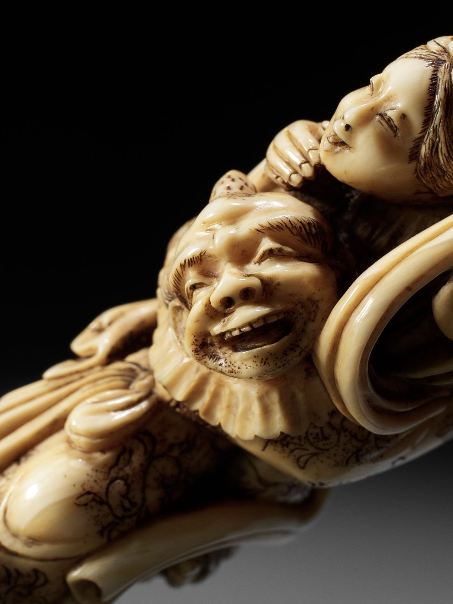 HIDEMASA: A FINE IVORY NETSUKE OF IKKAKU CARRYING THE PRINCESS SENDARAMO - Bild 5 aus 14