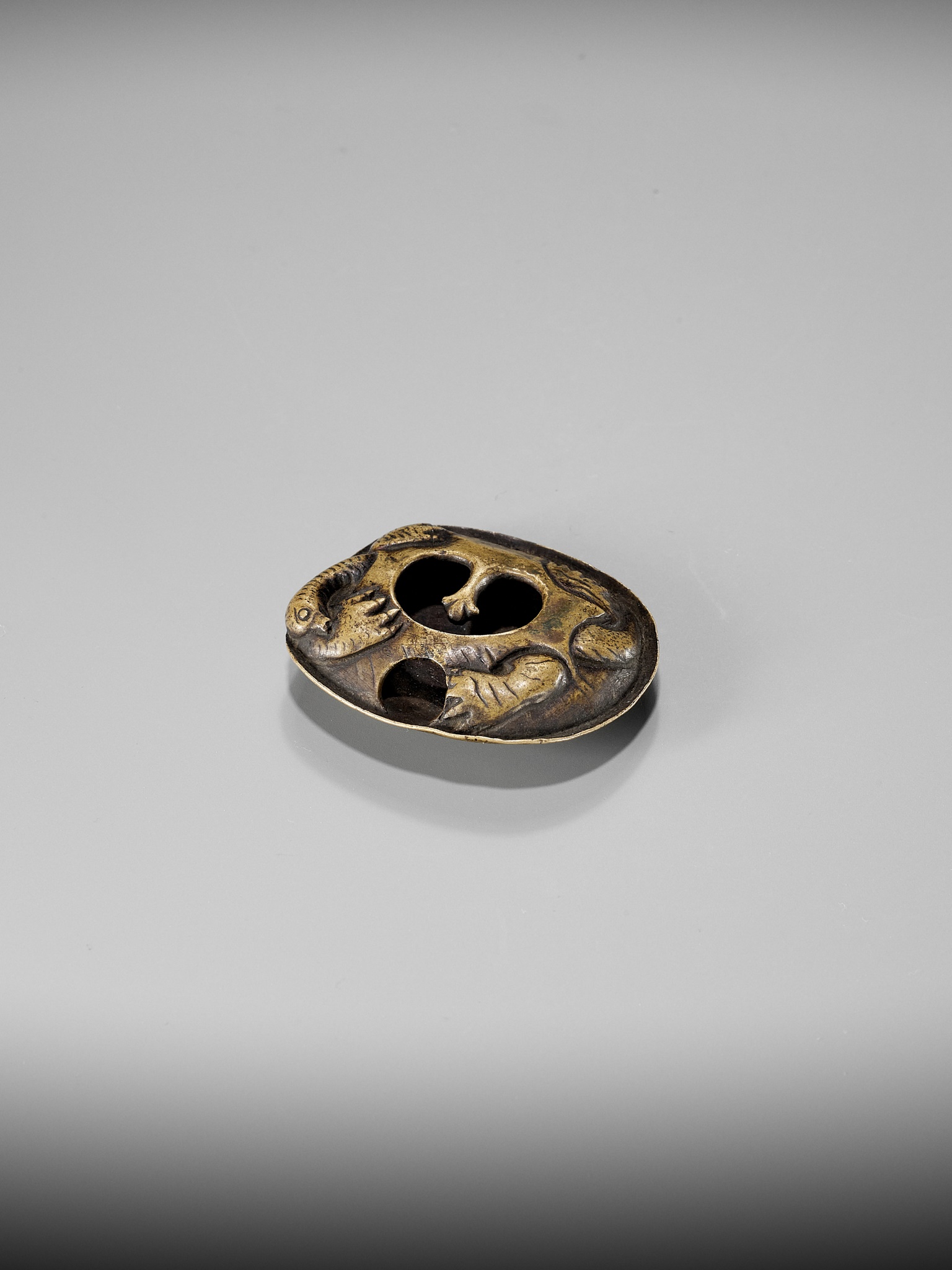 A RARE SENTOKU BRONZE NETSUKE OF A MINOGAME - Image 3 of 8