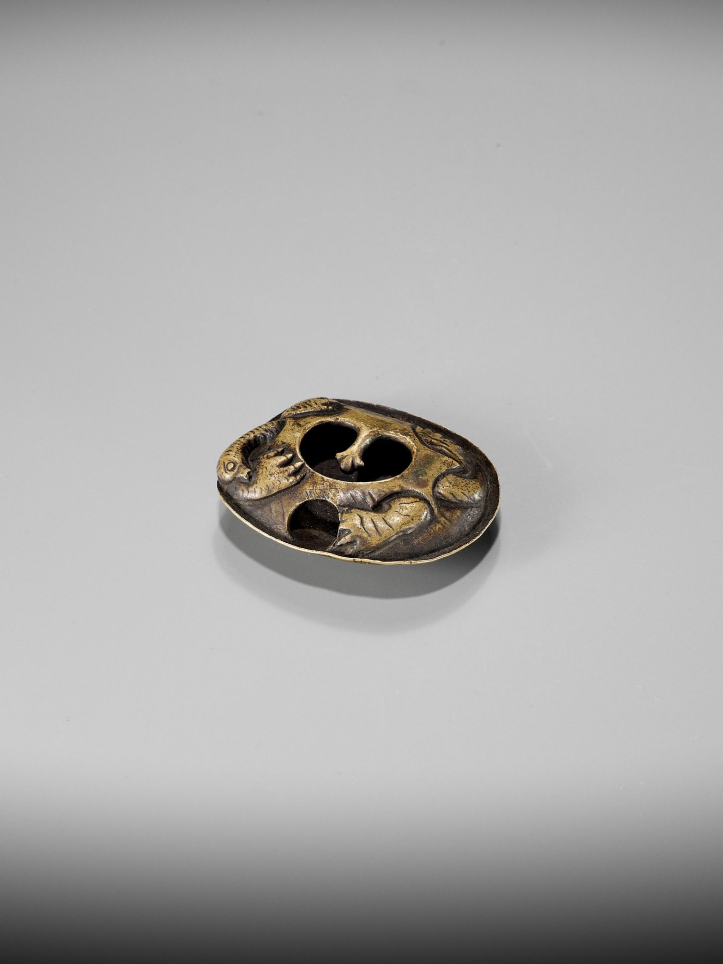 A RARE SENTOKU BRONZE NETSUKE OF A MINOGAME - Bild 3 aus 8