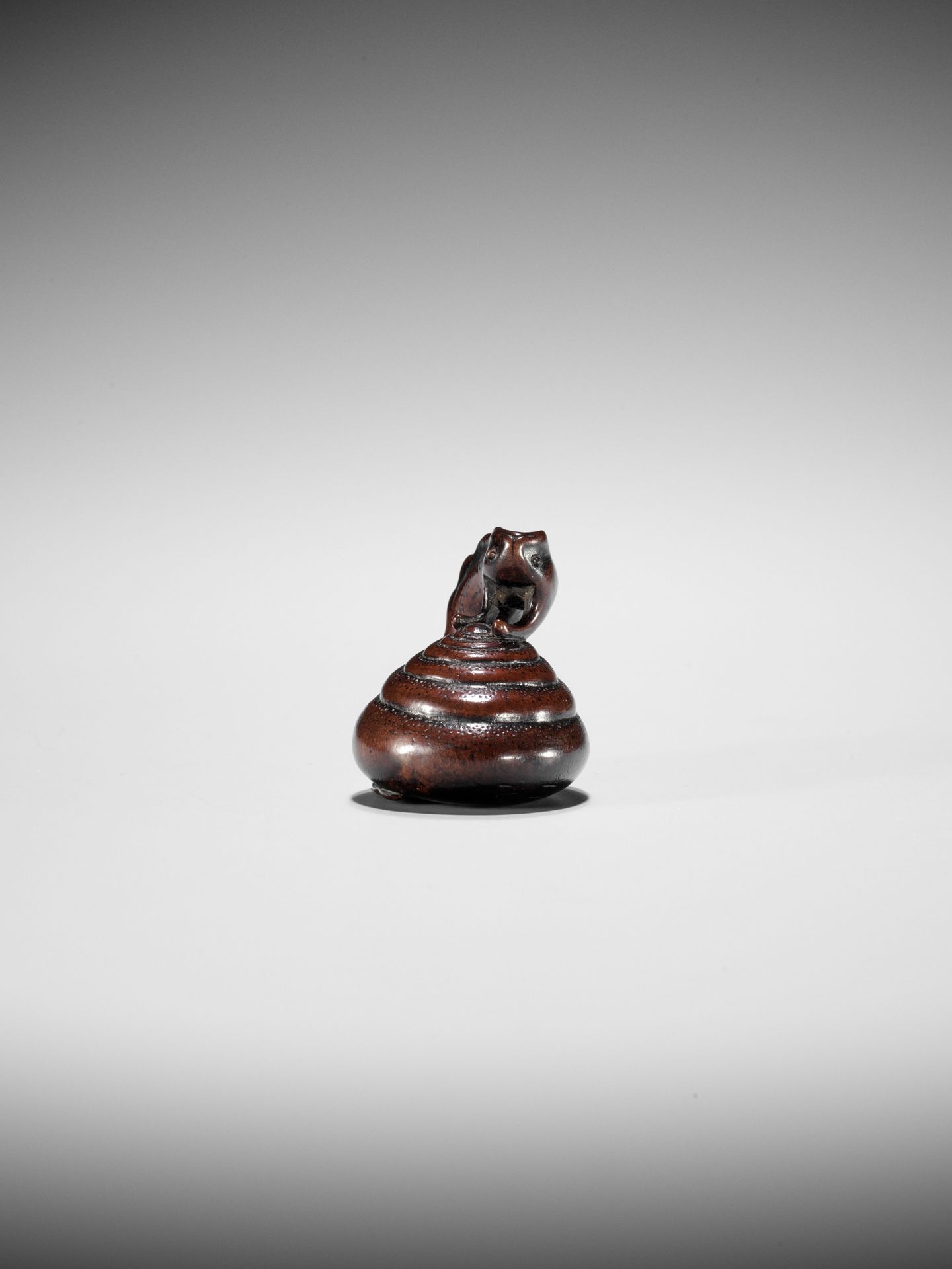 SHUZAN: AN EXCEPTIONAL WOOD NETSUKE OF A SNAIL ACROBAT - Bild 16 aus 25