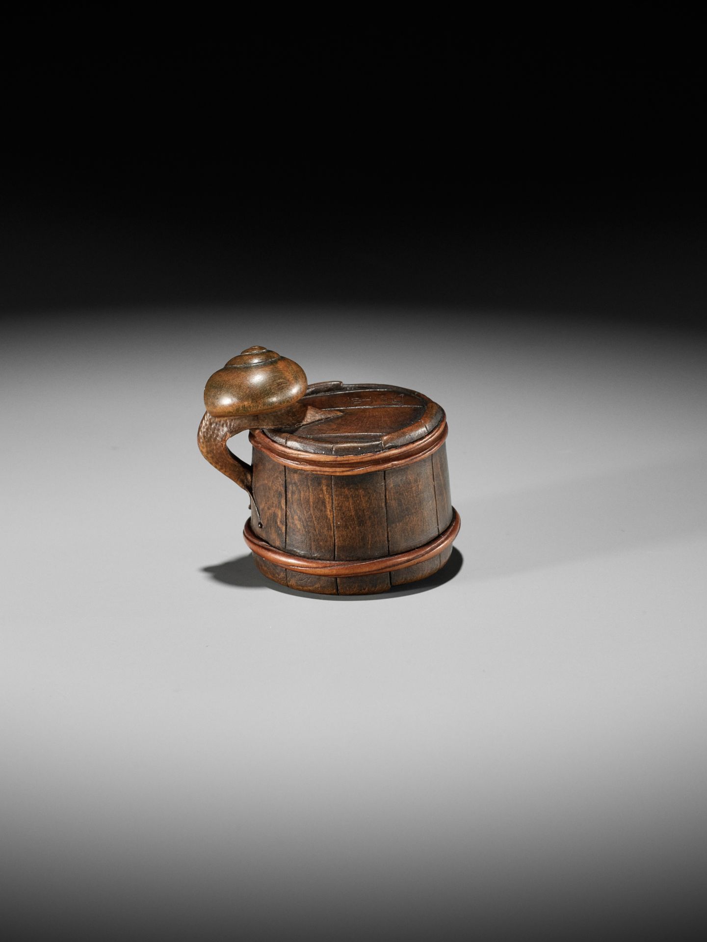 SHIGEMASA: A FINE WOOD NETSUKE OF A SNAIL ON BUCKET - Bild 7 aus 11