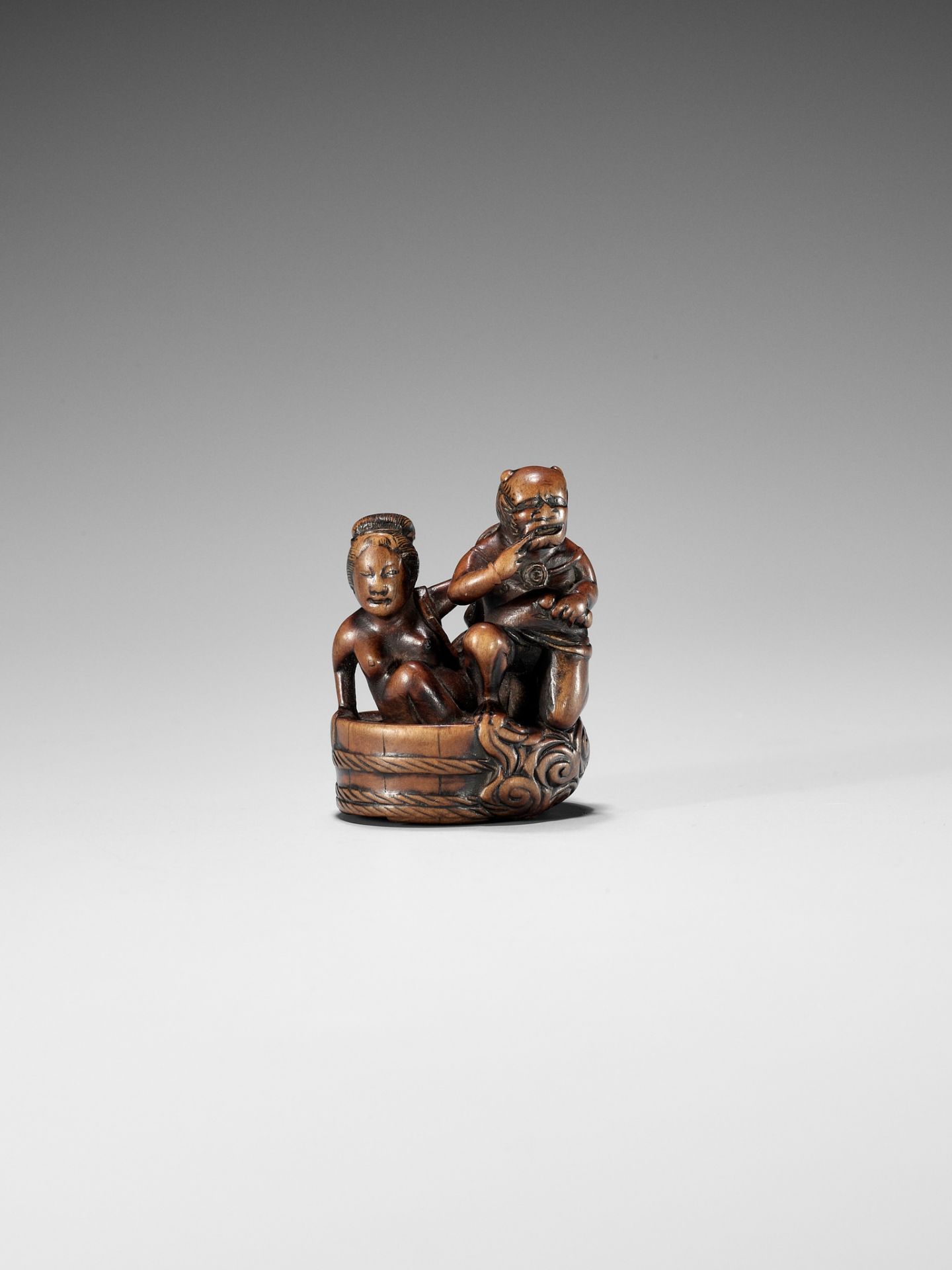 HOMIN: A GOOD WOOD NETSUKE OF RAIJIN WITH BATHING WOMAN - Bild 3 aus 11