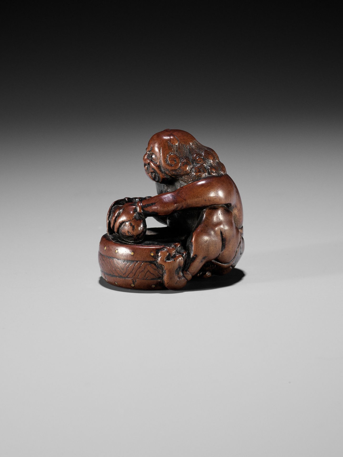 GYOKUMIN: A FINE AND RARE NAGOYA SCHOOL WOOD NETSUKE OF RAIJIN CUTTING A CUCUMBER - Bild 8 aus 17